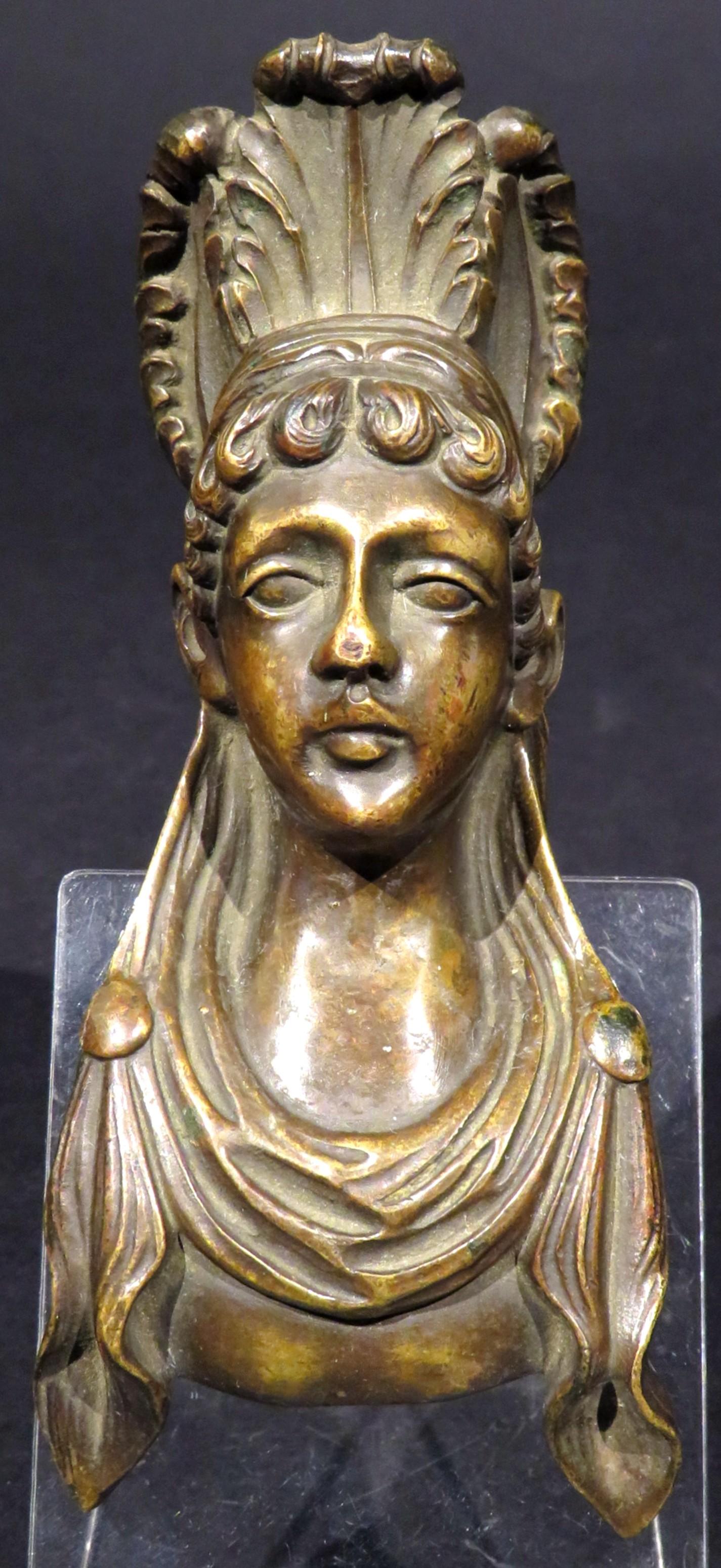 Ein sehr attraktiver Möbelbeschlag aus Bronze der ägyptischen Wiedergeburt des 19. Jahrhunderts, gegossen in Form der Büste einer Göttin, die ein mit Quasten besetztes Gewand trägt und mit einem gefiederten Kopfschmuck mit fein ziselierten Details