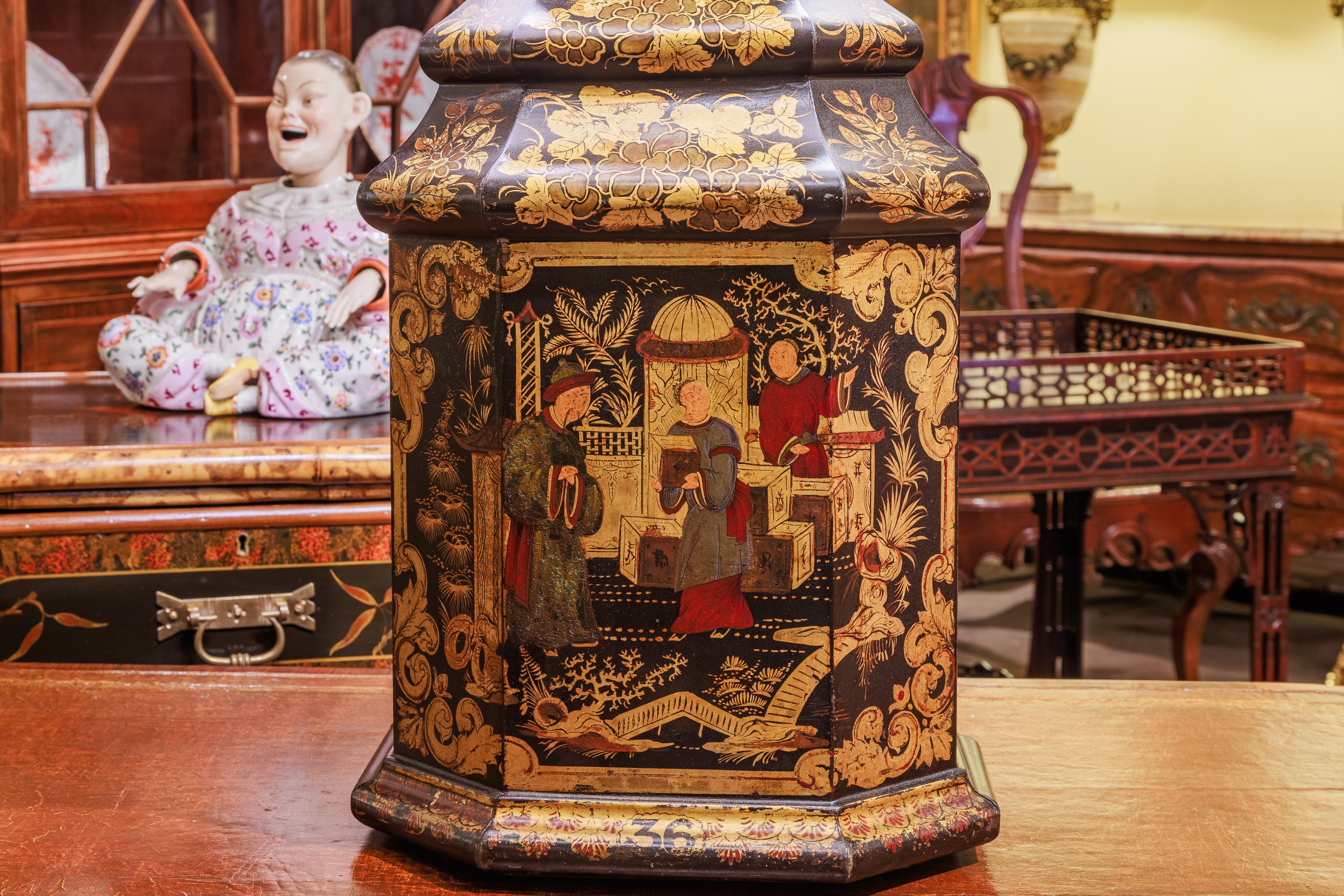 Lampe à pied de style Régence anglaise du 19e siècle. Peint à la main dans le style Chinoiserie. Peinture et détails raffinés. Grandes pagodes . Câblage et ombrage sur mesure 
