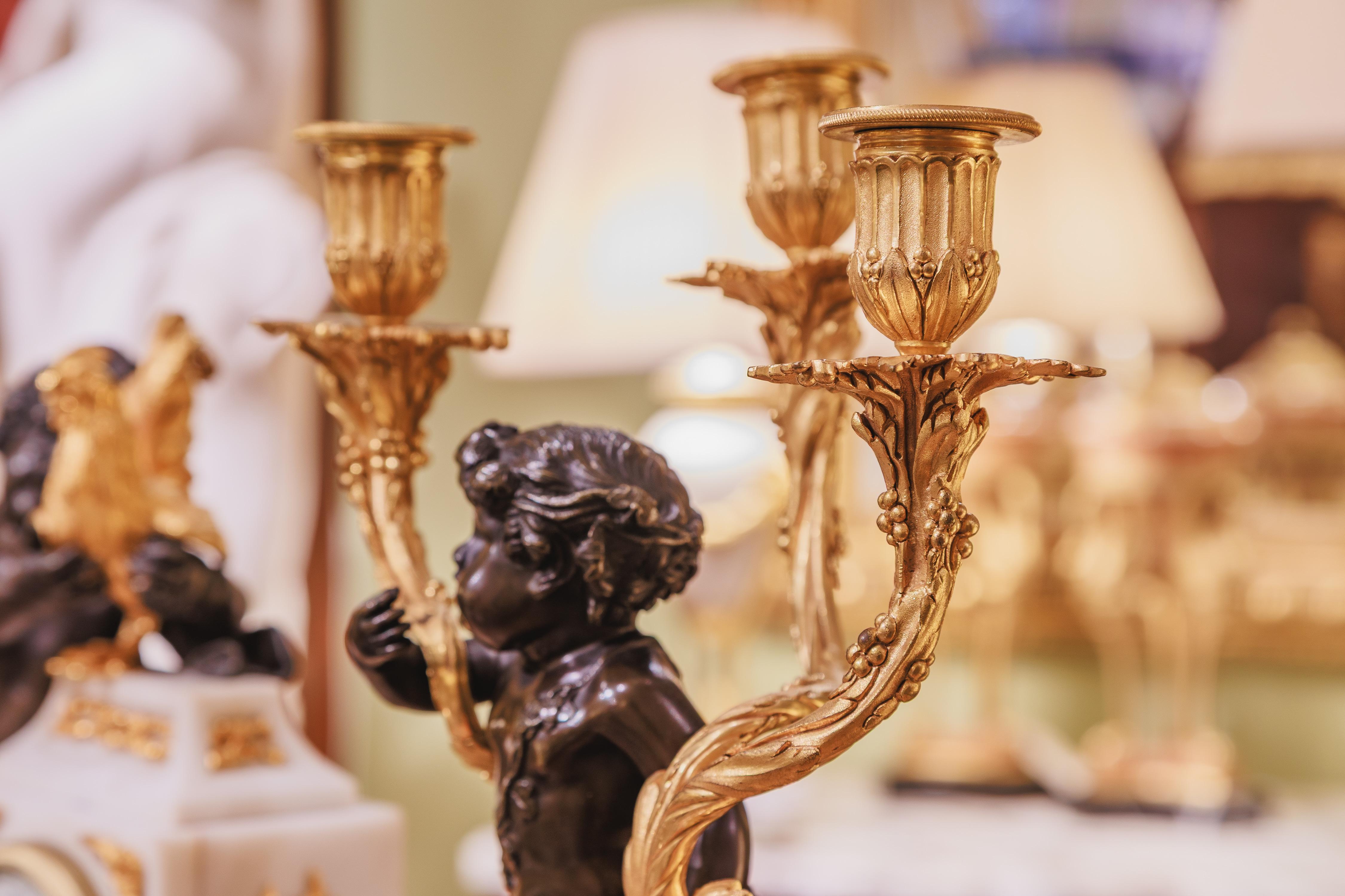 Raffinata pendola francese del XIX secolo in marmo di Carrera e bronzo. Bronzo dorato fine in vendita 4