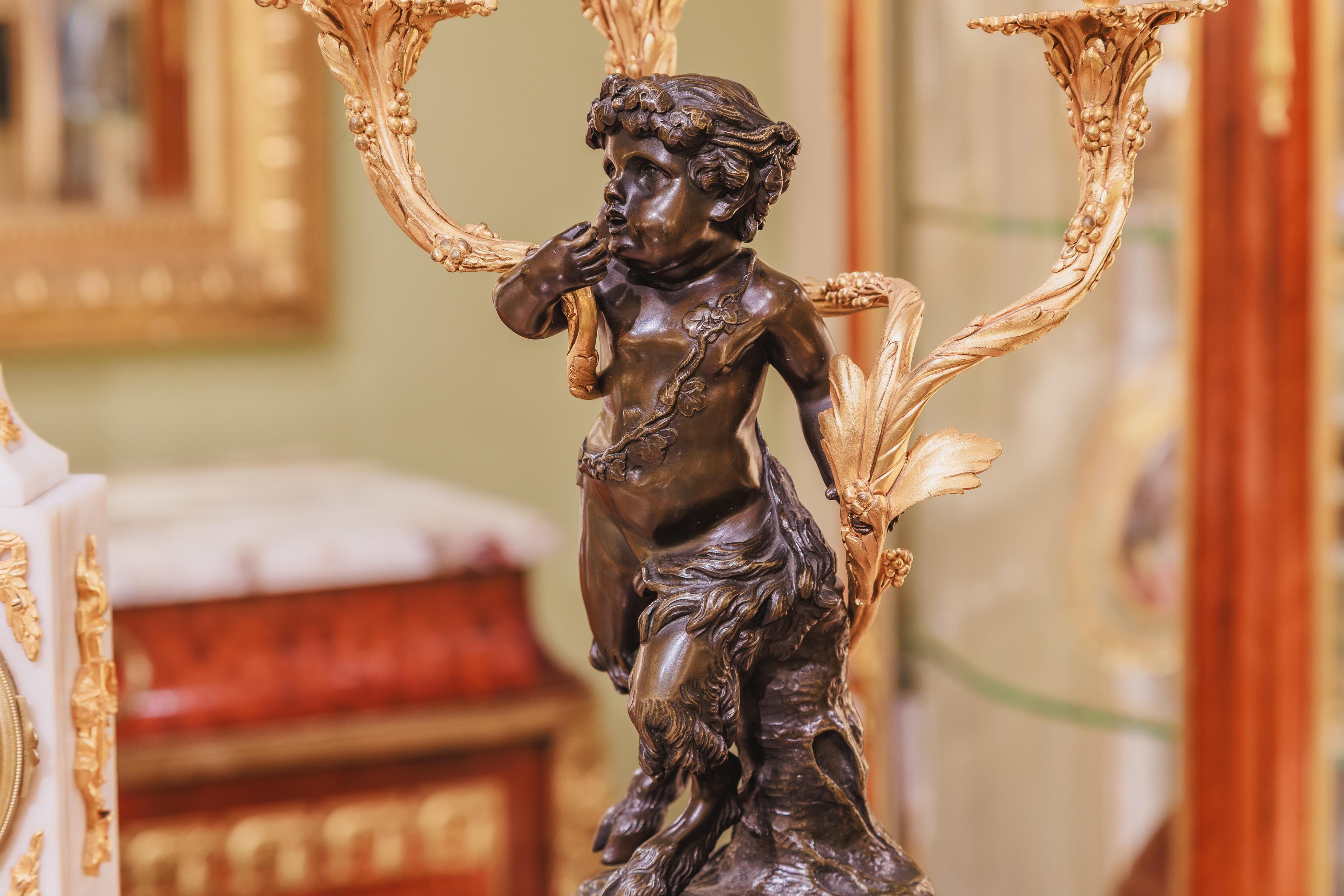 Raffinata pendola francese del XIX secolo in marmo di Carrera e bronzo. Bronzo dorato fine in vendita 5
