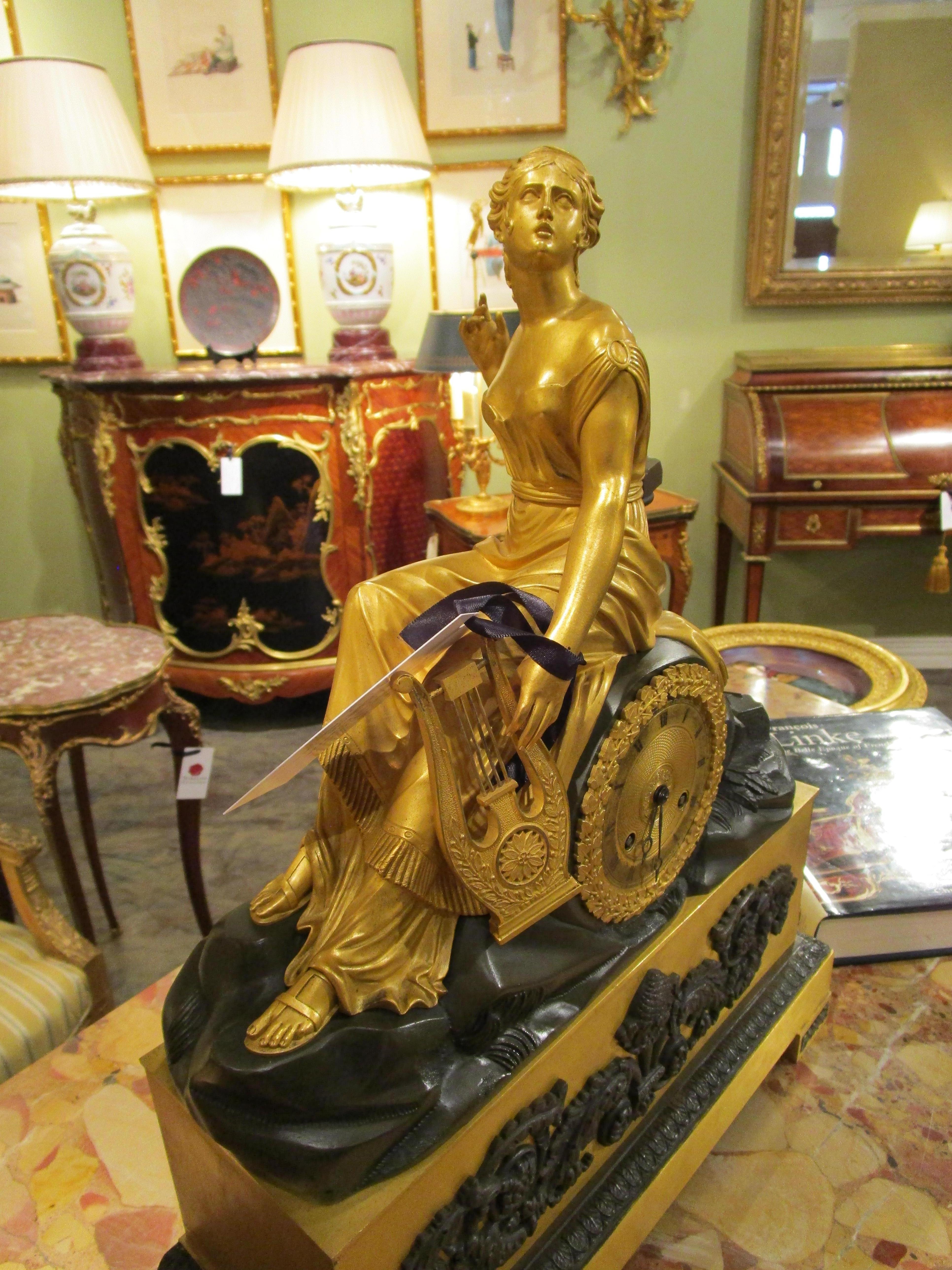 Kaminuhr aus vergoldeter Bronze und patinierter Bronze im französischen Empire-Stil des 19. Jahrhunderts (Französisch) im Angebot