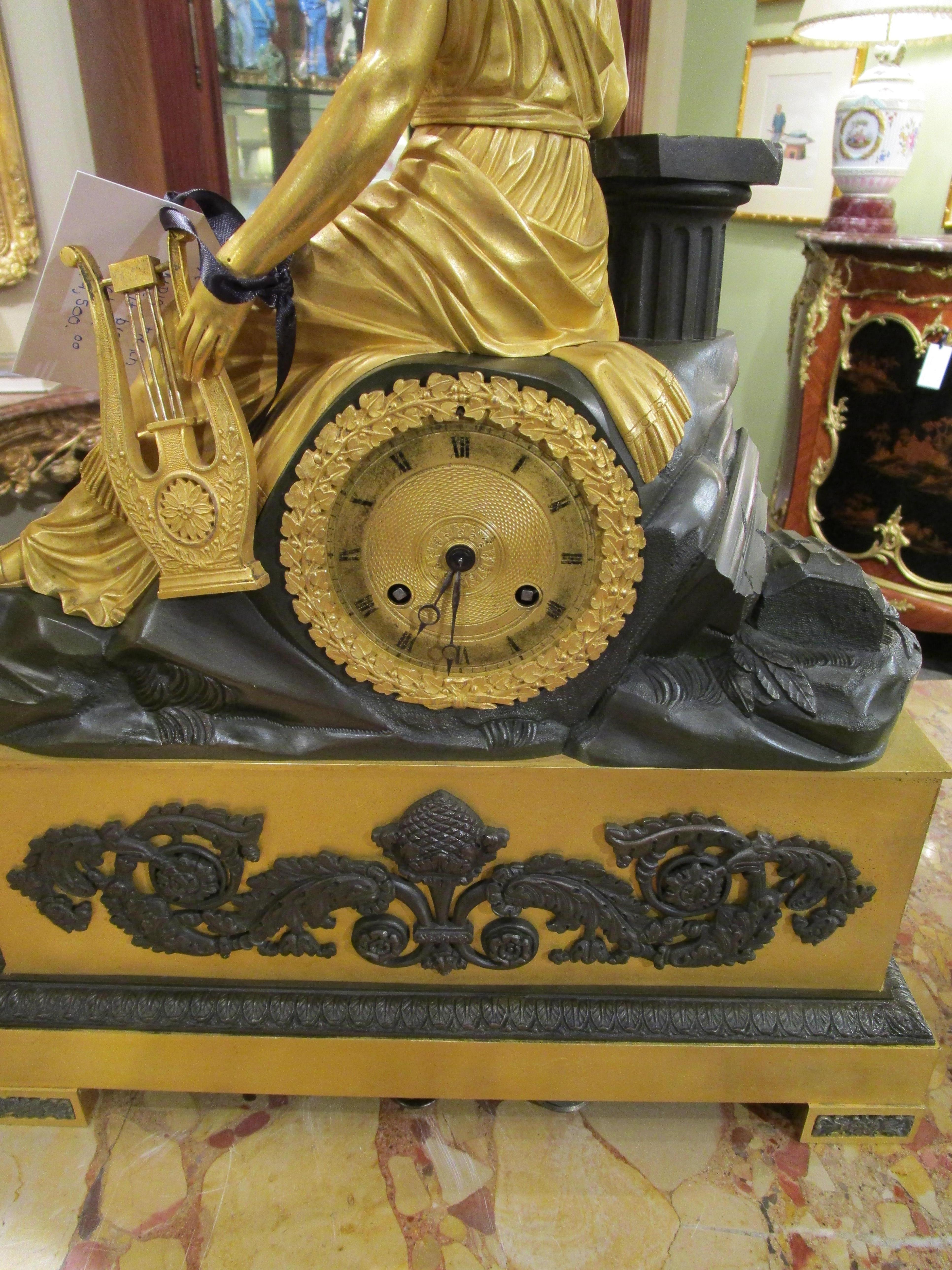 Français Belle horloge de cheminée Empire française du 19ème siècle en bronze doré et bronze patiné en vente