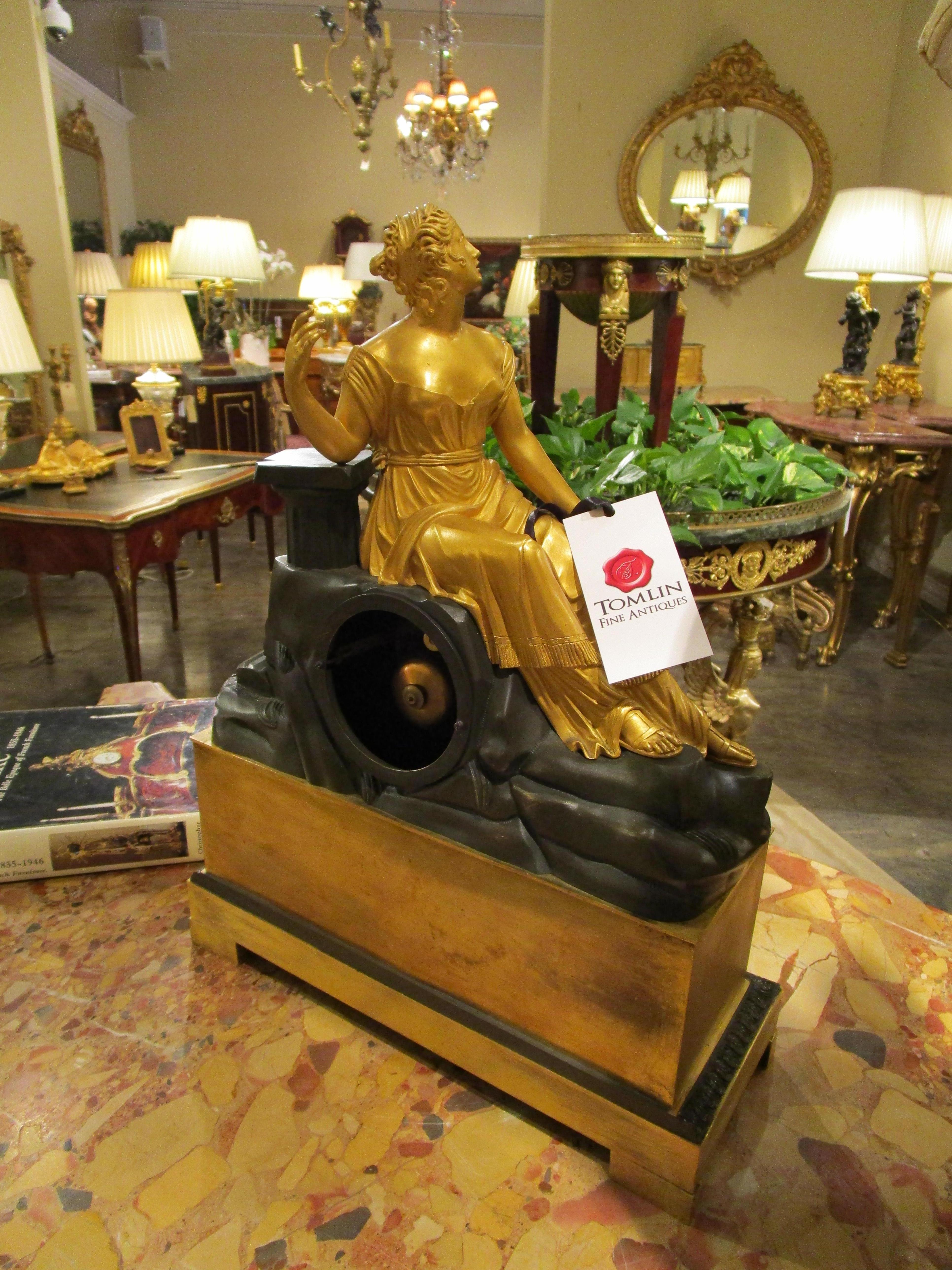 Kaminuhr aus vergoldeter Bronze und patinierter Bronze im französischen Empire-Stil des 19. Jahrhunderts im Zustand „Gut“ im Angebot in Dallas, TX