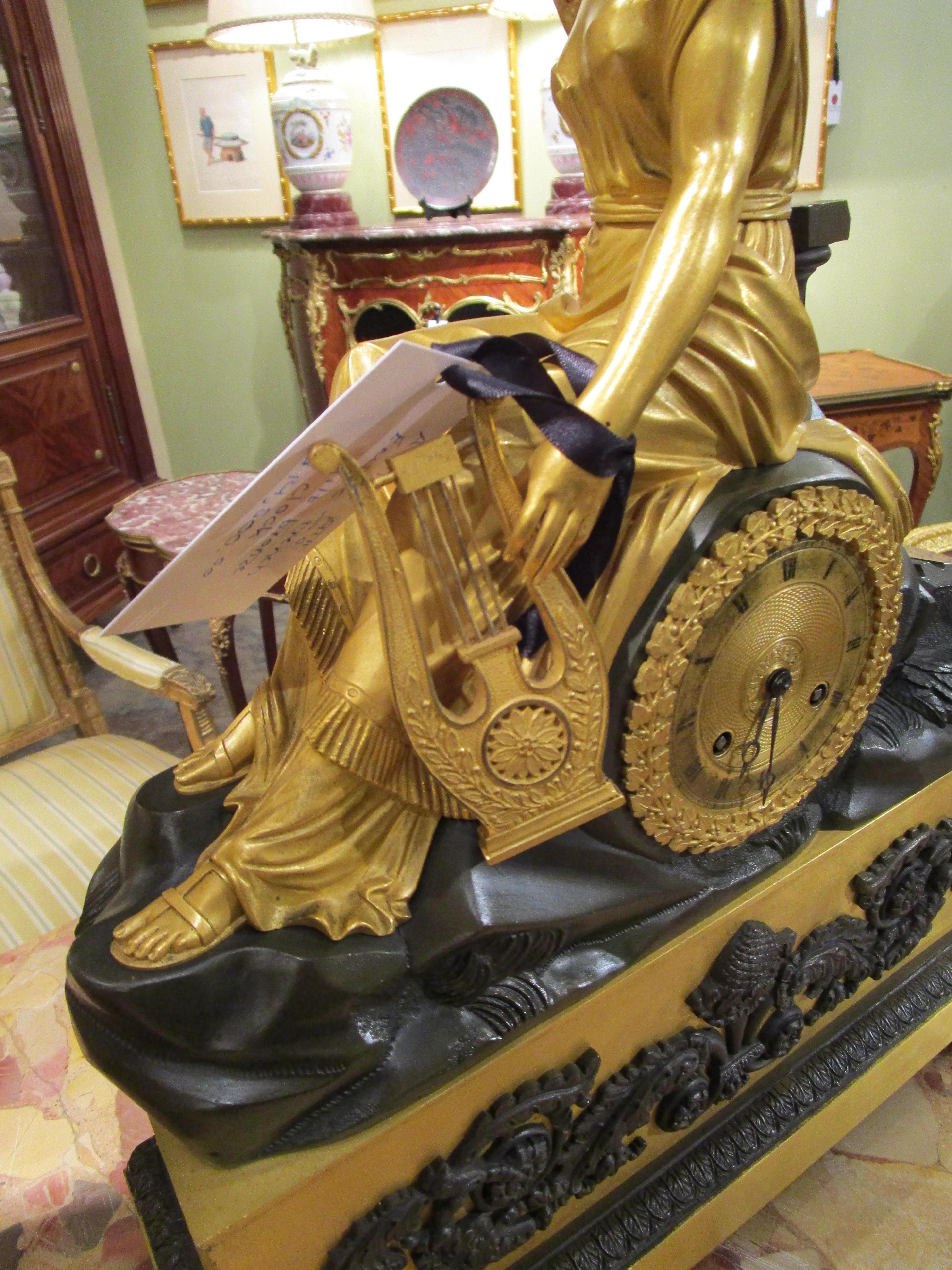 Belle horloge de cheminée Empire française du 19ème siècle en bronze doré et bronze patiné Bon état - En vente à Dallas, TX