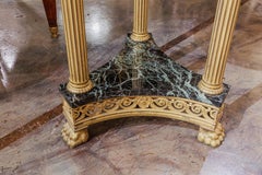 Un raffinato piano in marmo Impero francese del XIX secolo e  gueridon in bronzo dorato