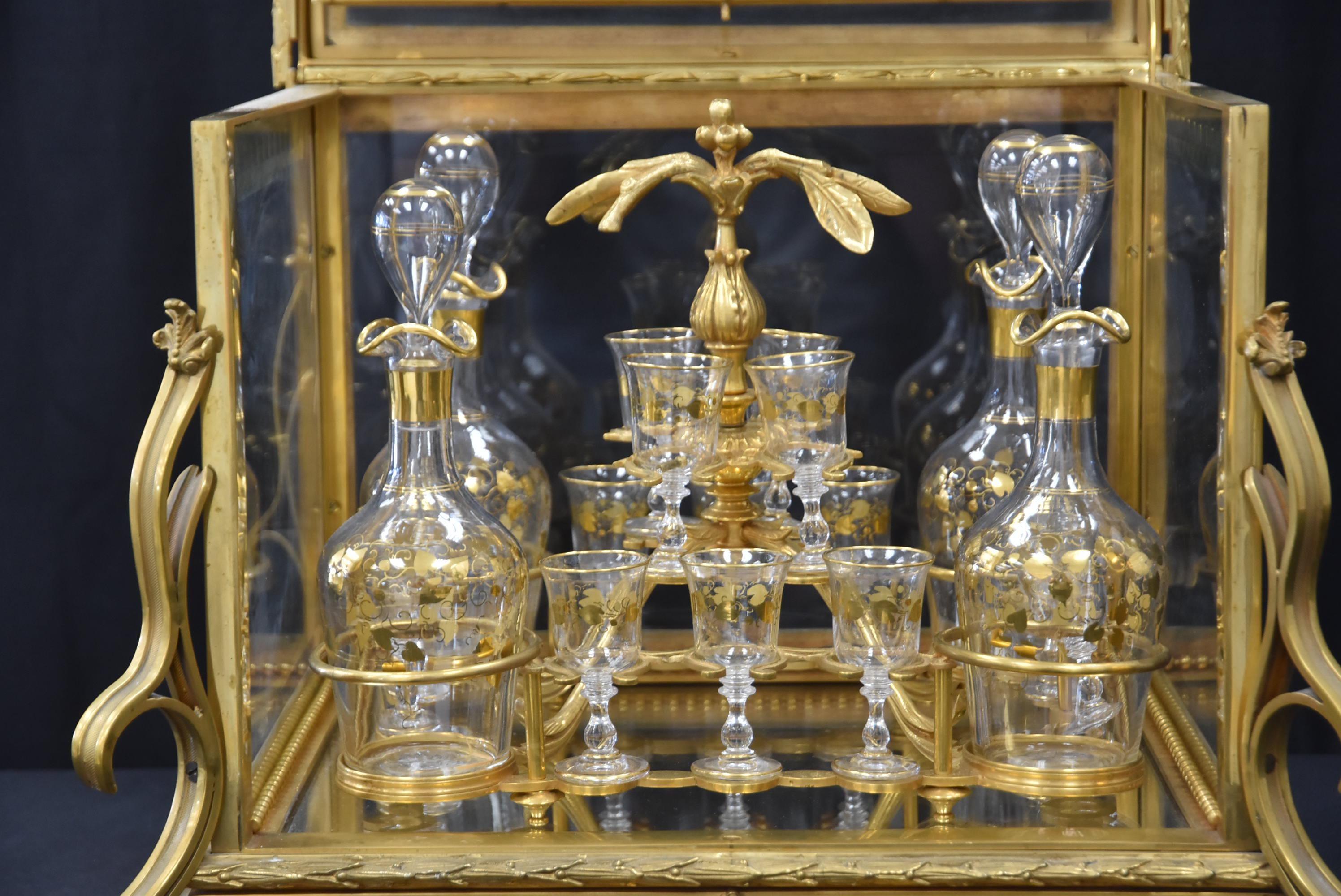 Feiner französischer Tantalus aus vergoldeter Bronze und geschliffenem Kristall des 19. (Louis XV.) im Angebot