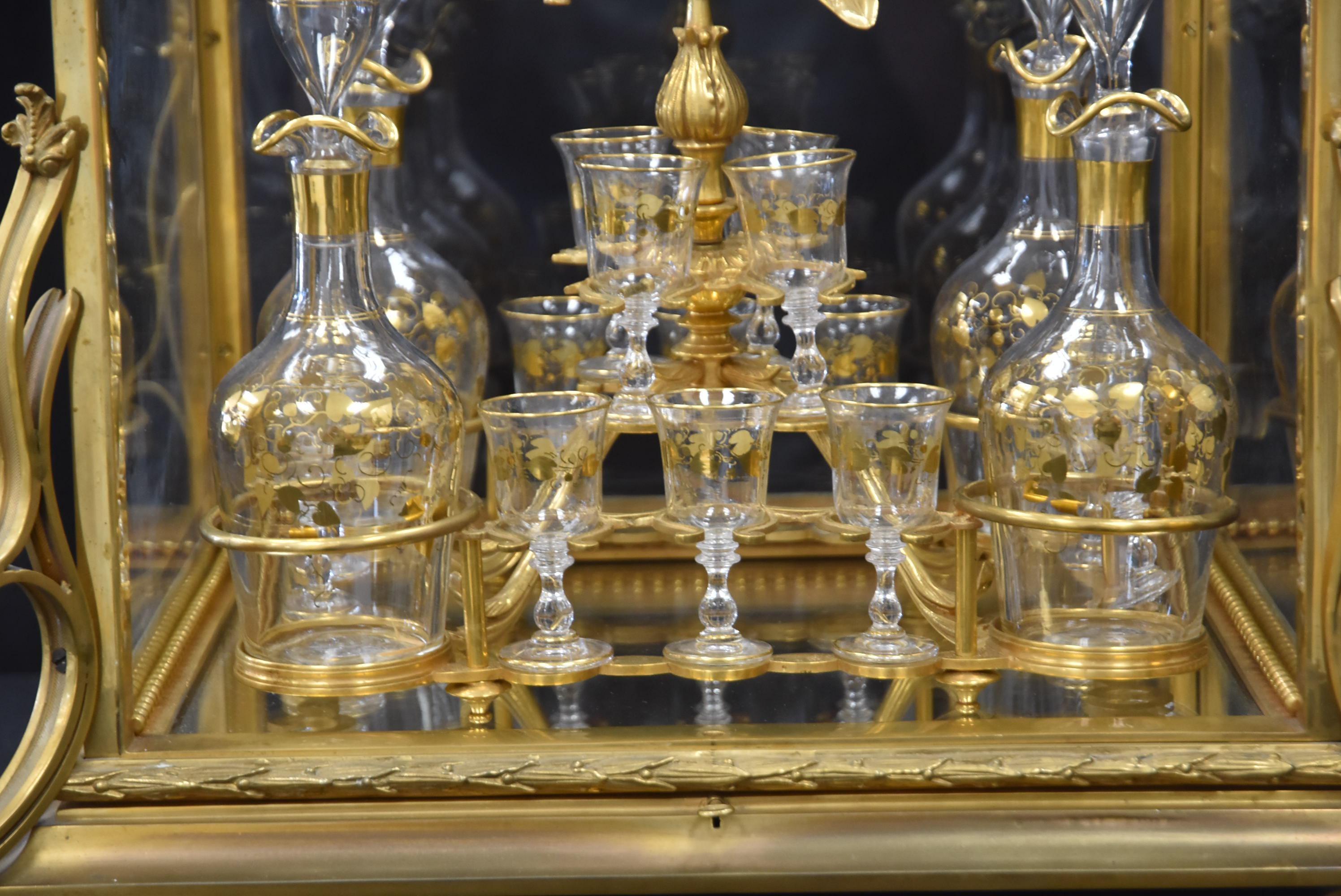 Feiner französischer Tantalus aus vergoldeter Bronze und geschliffenem Kristall des 19. (Französisch) im Angebot