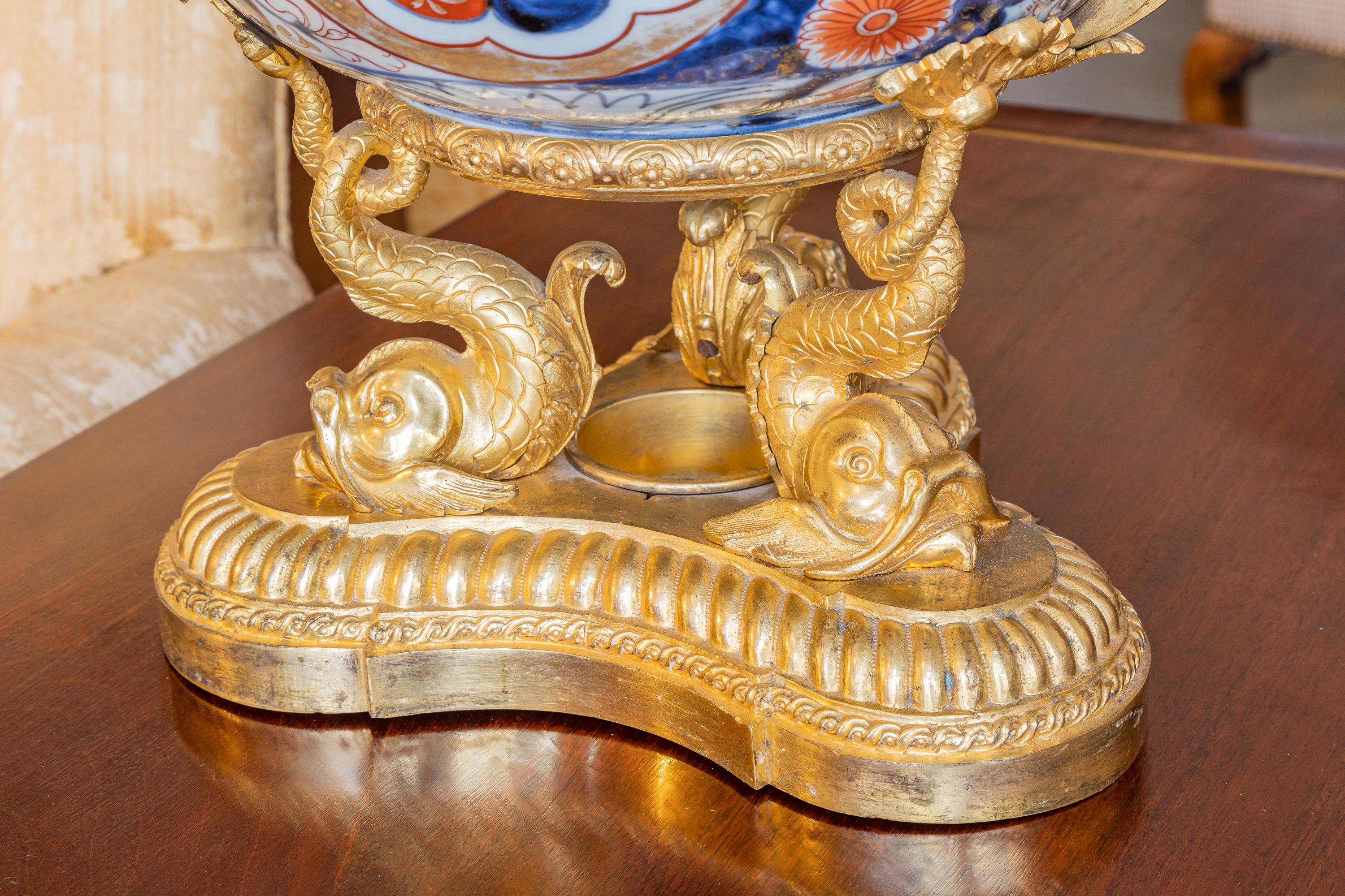 Un beau et grand centre de table en bronze doré français du 19e siècle avec un bol décoré en porcelaine Imari. Une qualité irréprochable.
