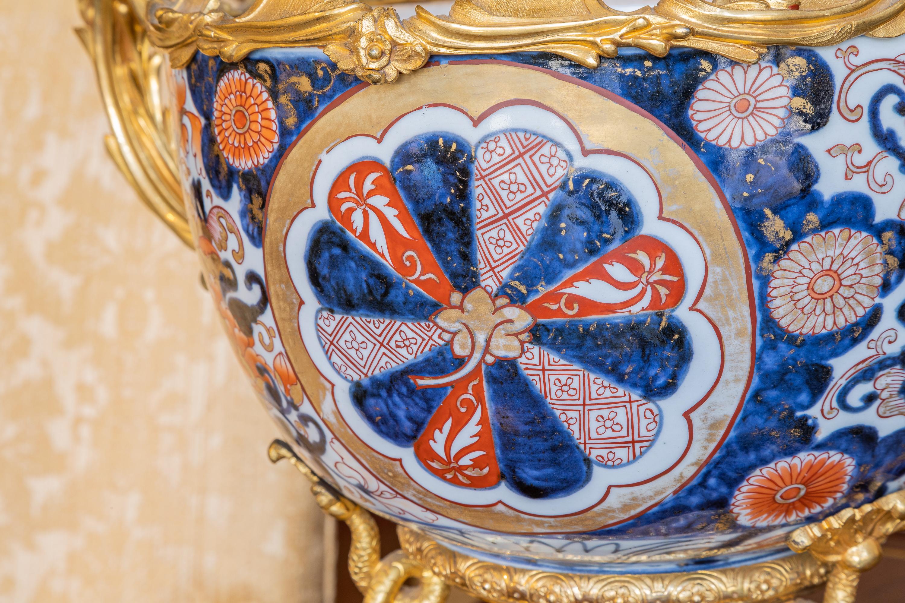 Français Cache pot en bronze doré et porcelaine Imari Porcelain du 19ème siècle en vente