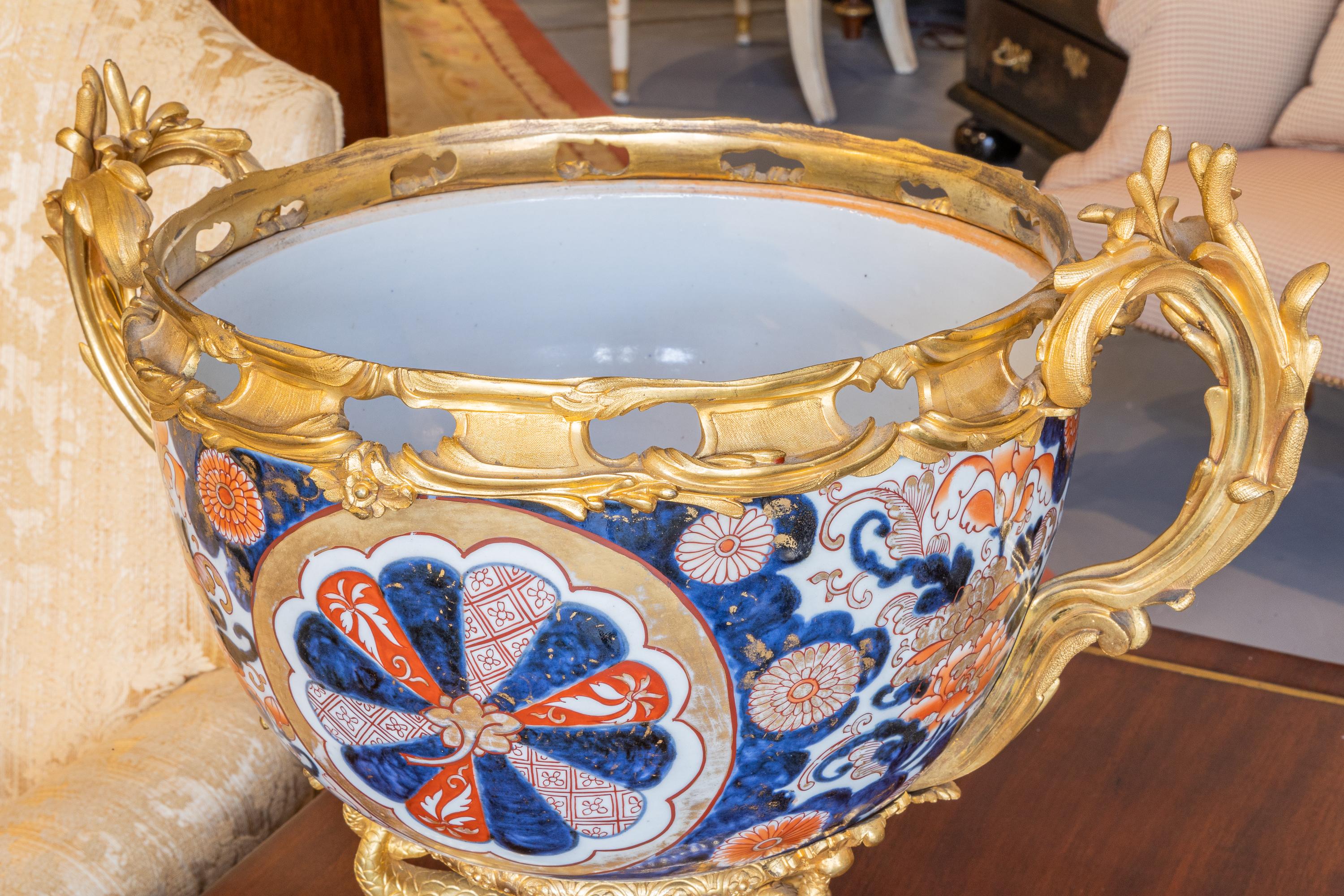 Doré Cache pot en bronze doré et porcelaine Imari Porcelain du 19ème siècle en vente