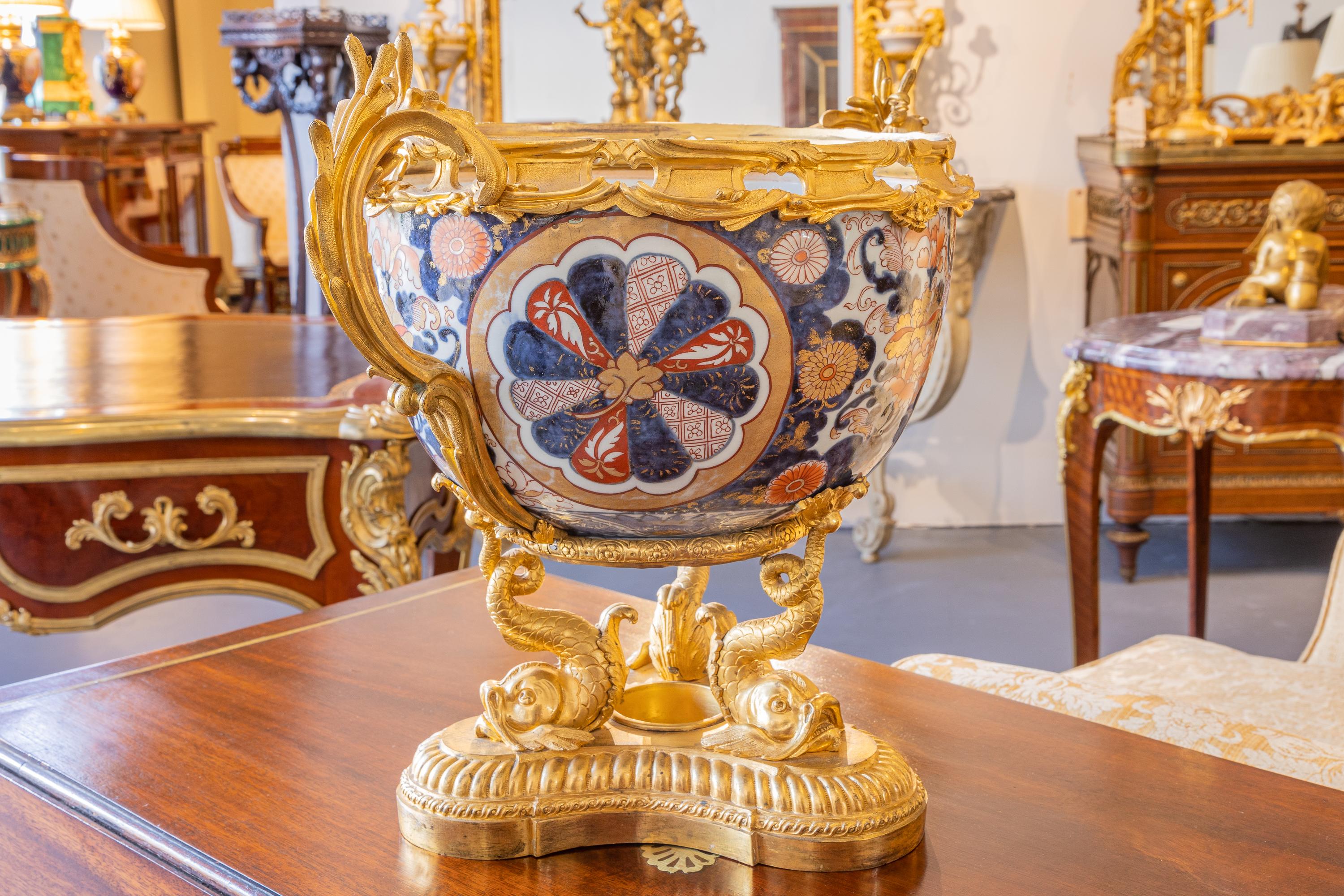 Cache pot en bronze doré et porcelaine Imari Porcelain du 19ème siècle Bon état - En vente à Dallas, TX