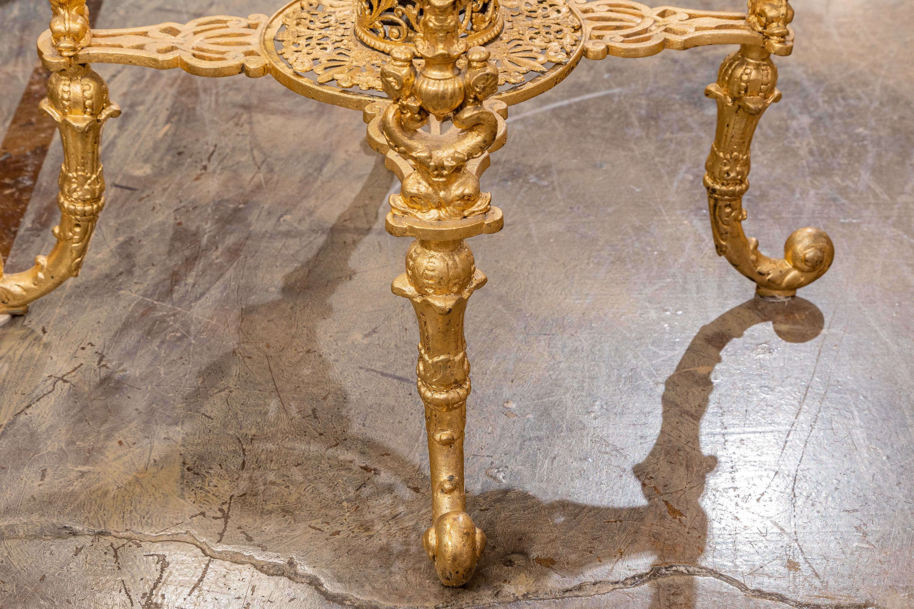 Une belle table de guéridon en bronze doré et porcelaine du 19ème siècle. Napoléon peint à la main avec la marque de la ruche royale de Vienne. Signé.