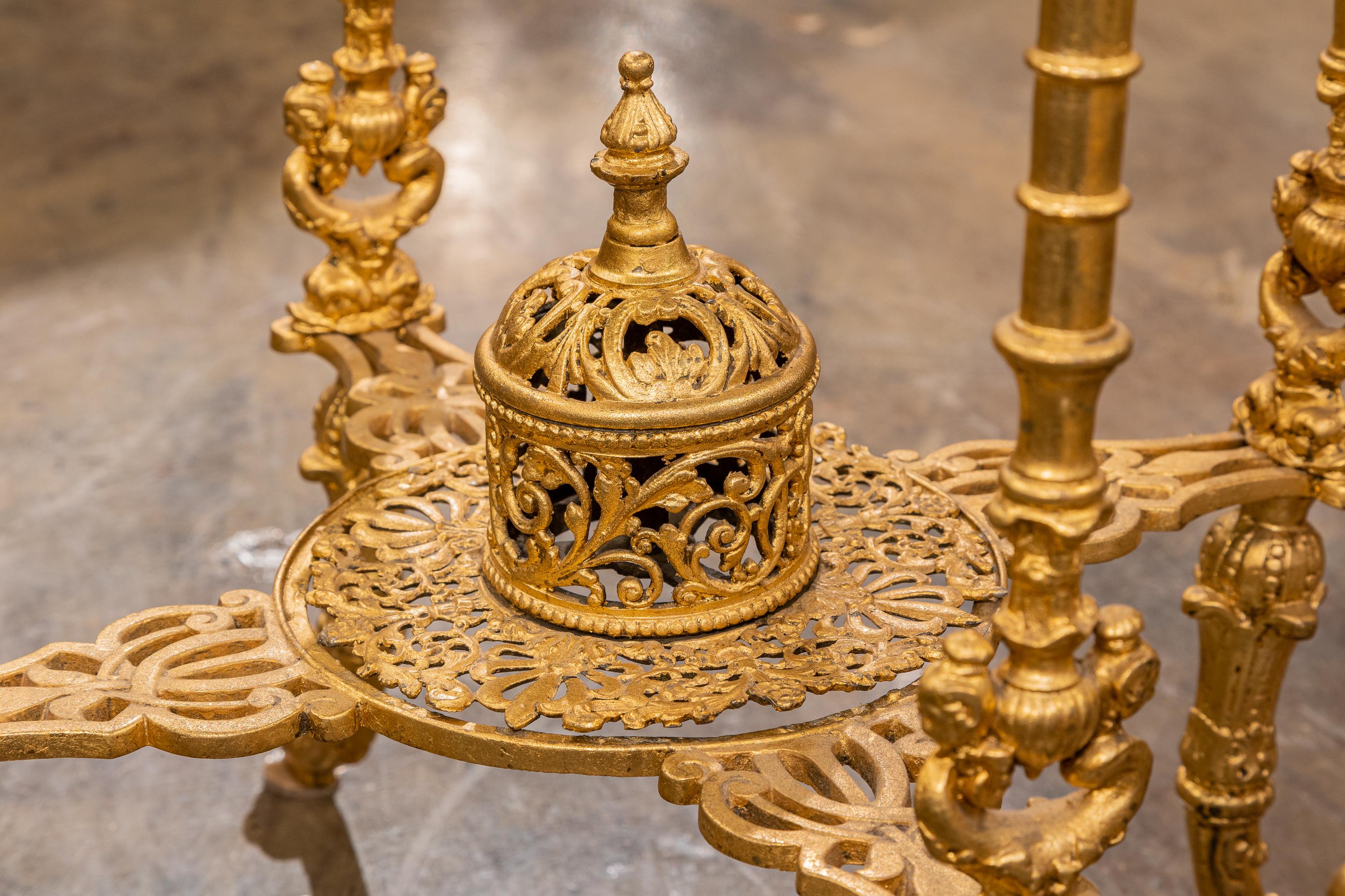 Français Guéridon français du 19ème siècle en bronze doré et porcelaine surmonté d'une plaque en vente