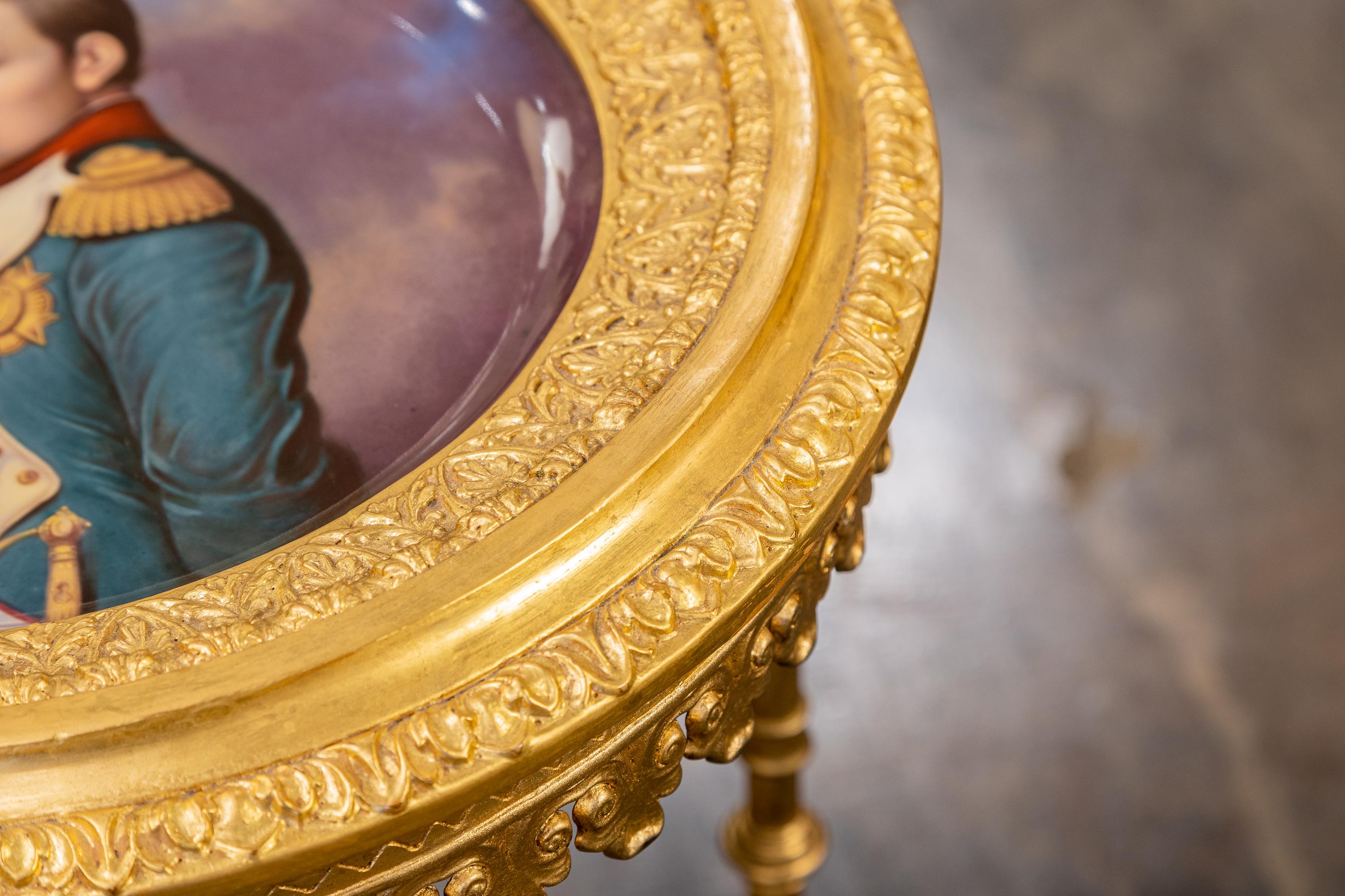 XIXe siècle Guéridon français du 19ème siècle en bronze doré et porcelaine surmonté d'une plaque en vente