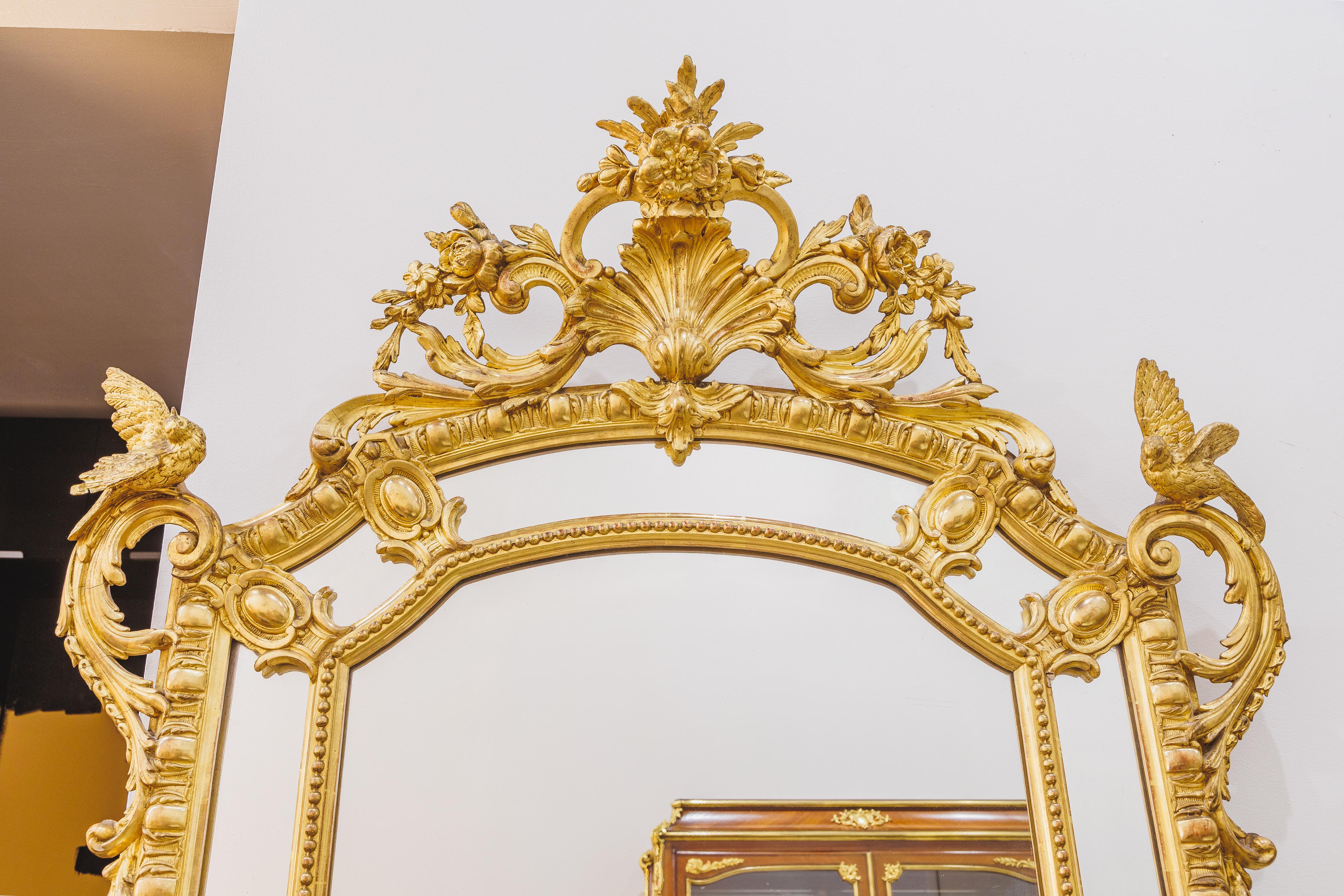 Bellissimo specchio francese intagliato e dorato Napoleone 111 della fine del XIX secolo. Uccelli e foglie intagliati a mano con doratura originale.
