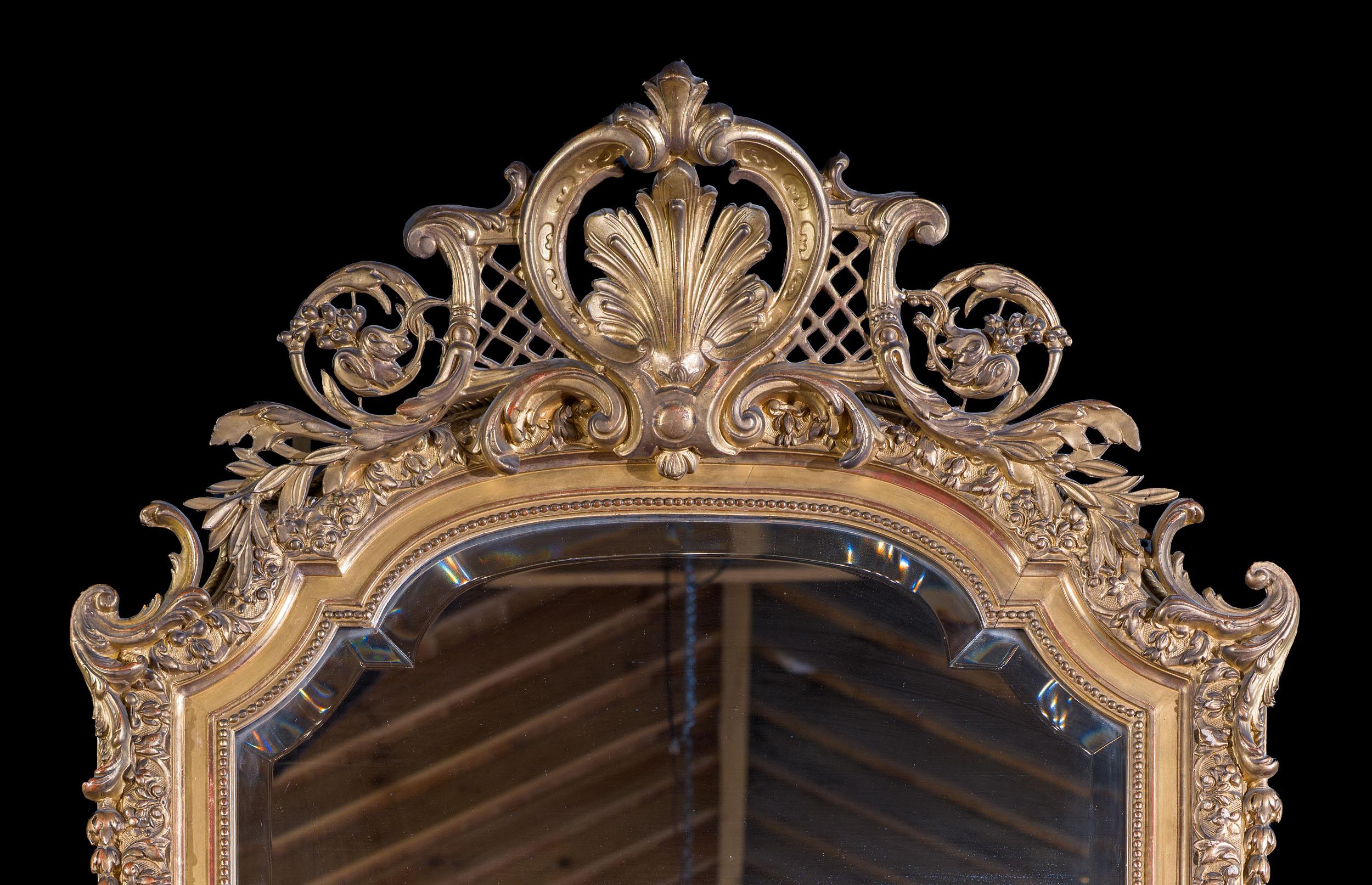 Eine feine und große reich verzierten Französisch vergoldet Gesso overmantel Spiegel in der Rokoko-Geschmack. Der gewölbte Rahmen ist mit floralen und blattförmigen Motiven in Flachrelief geschnitzt und umschließt die ursprüngliche, abgeschrägte