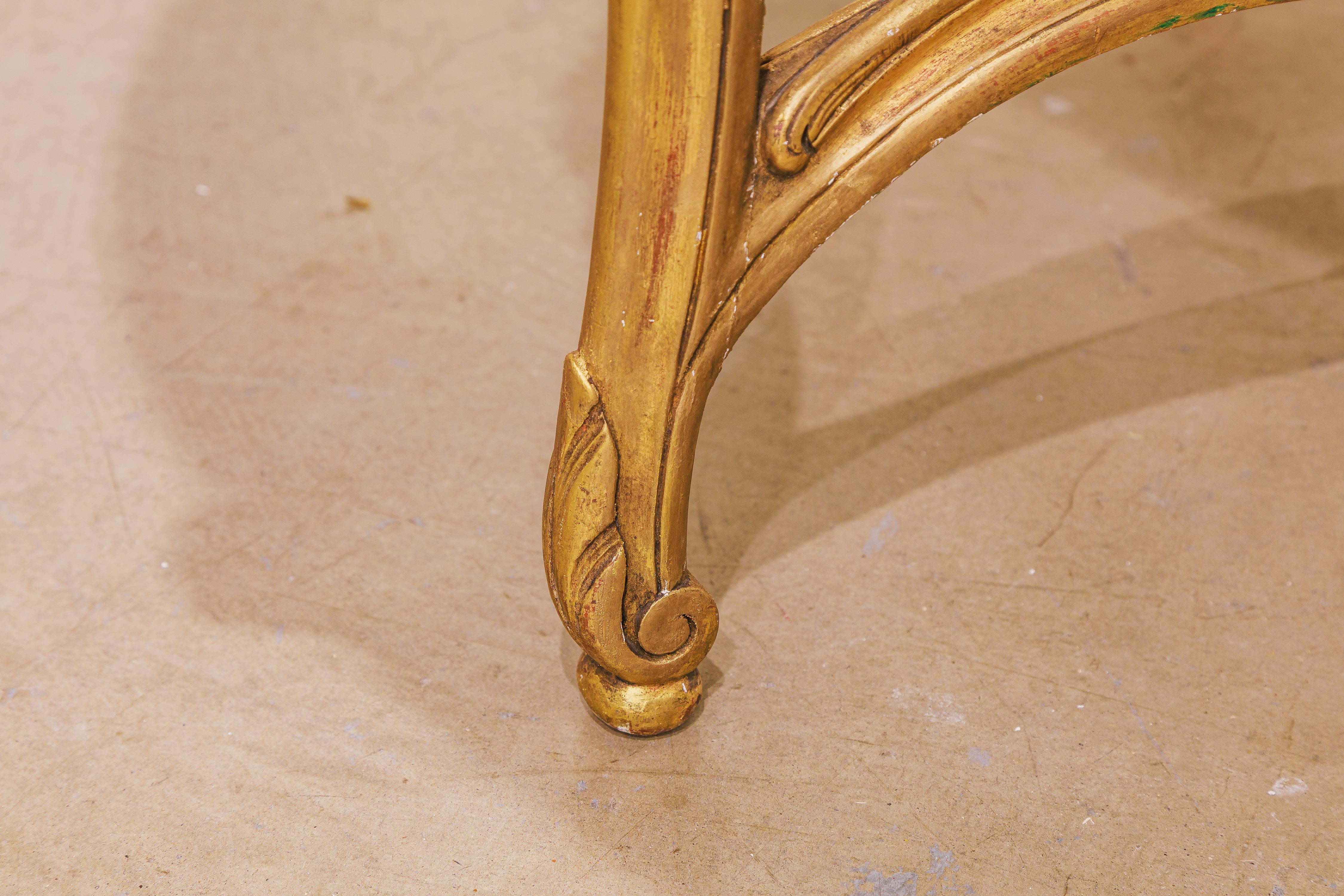 Français Table centrale en marbre sculpté et doré de style Louis XV du XIXe siècle en vente