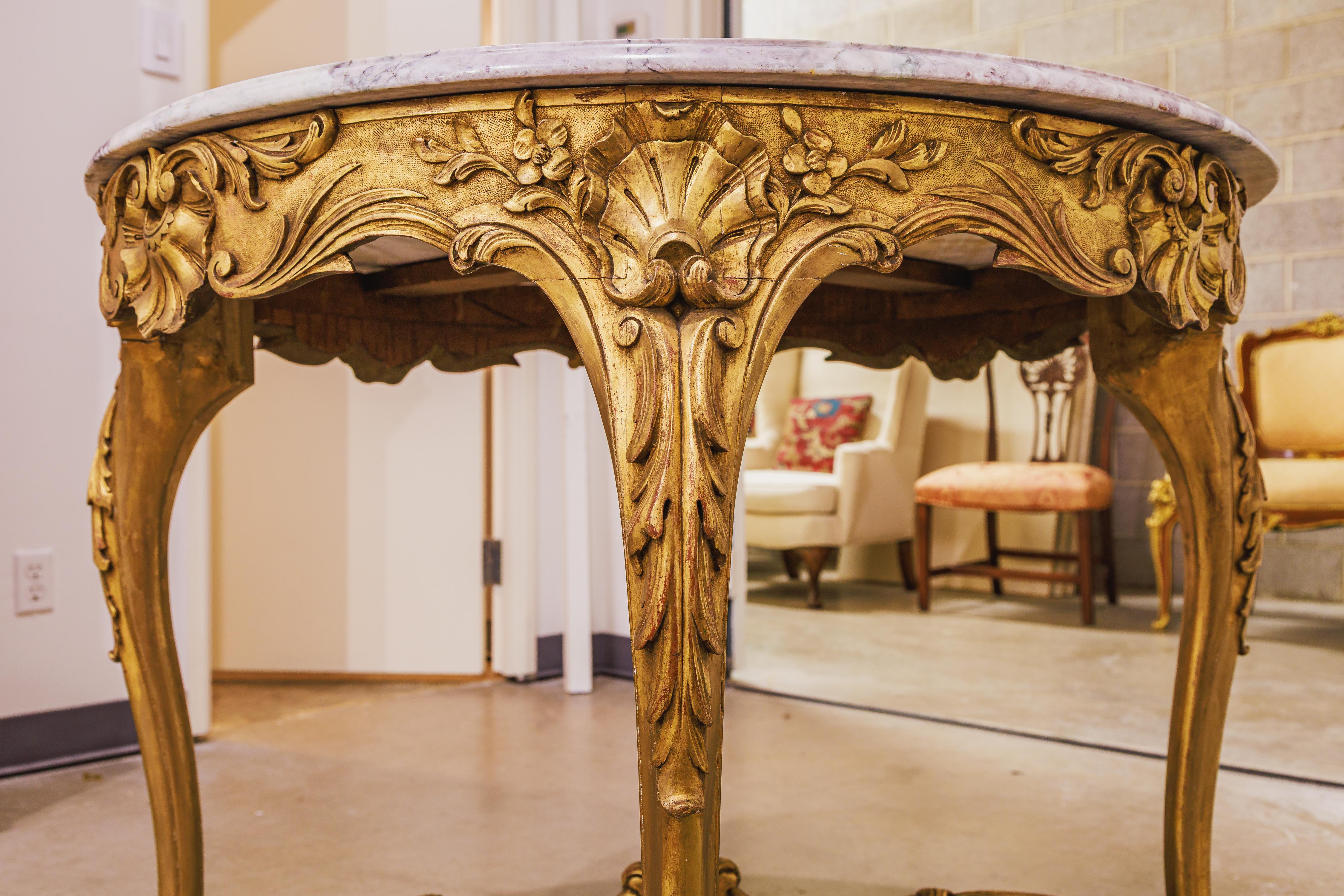 Sculpté à la main Table centrale en marbre sculpté et doré de style Louis XV du XIXe siècle en vente