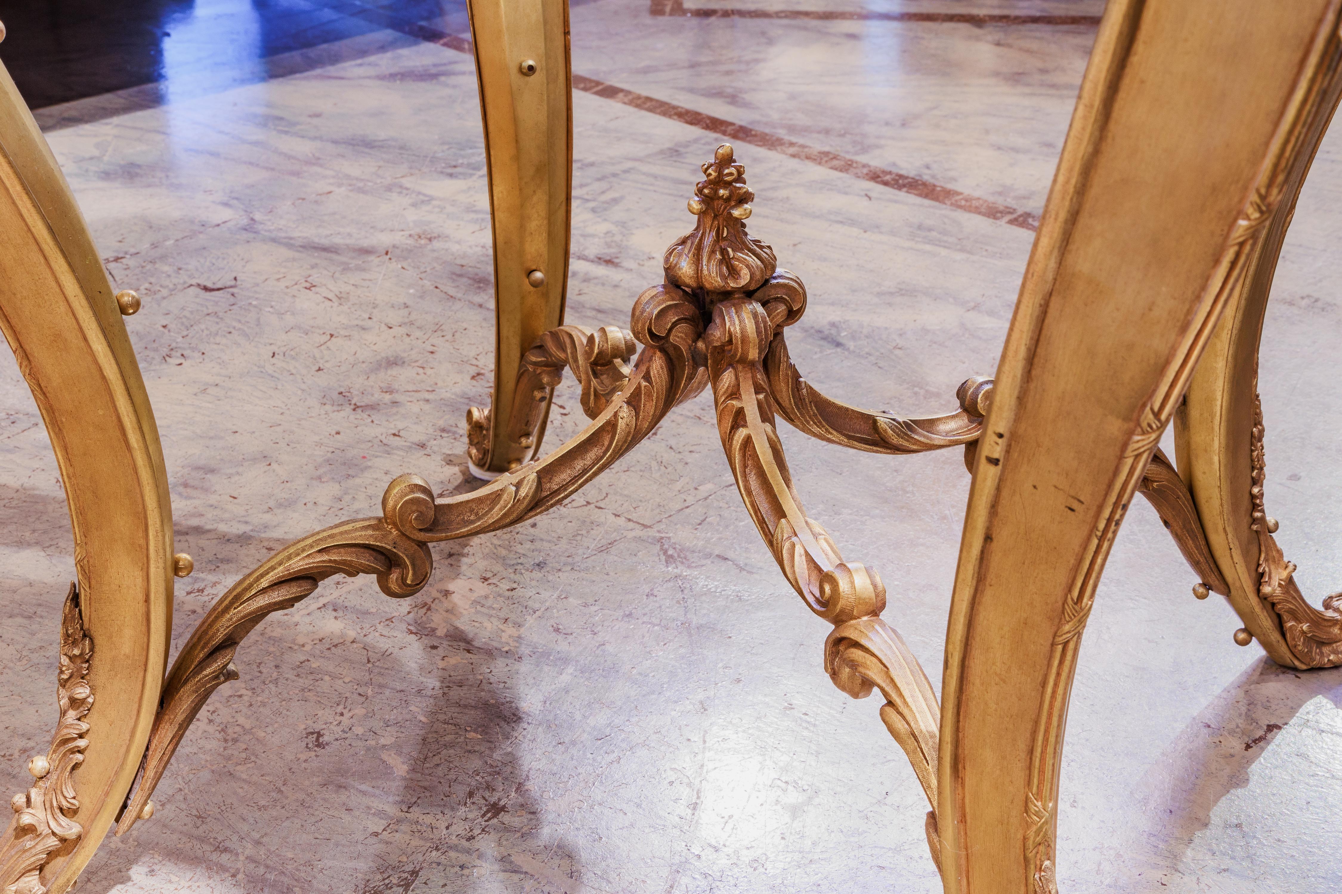 Français Table de guéridon en bronze doré et onyx de style Louis XV du XIXe siècle. en vente