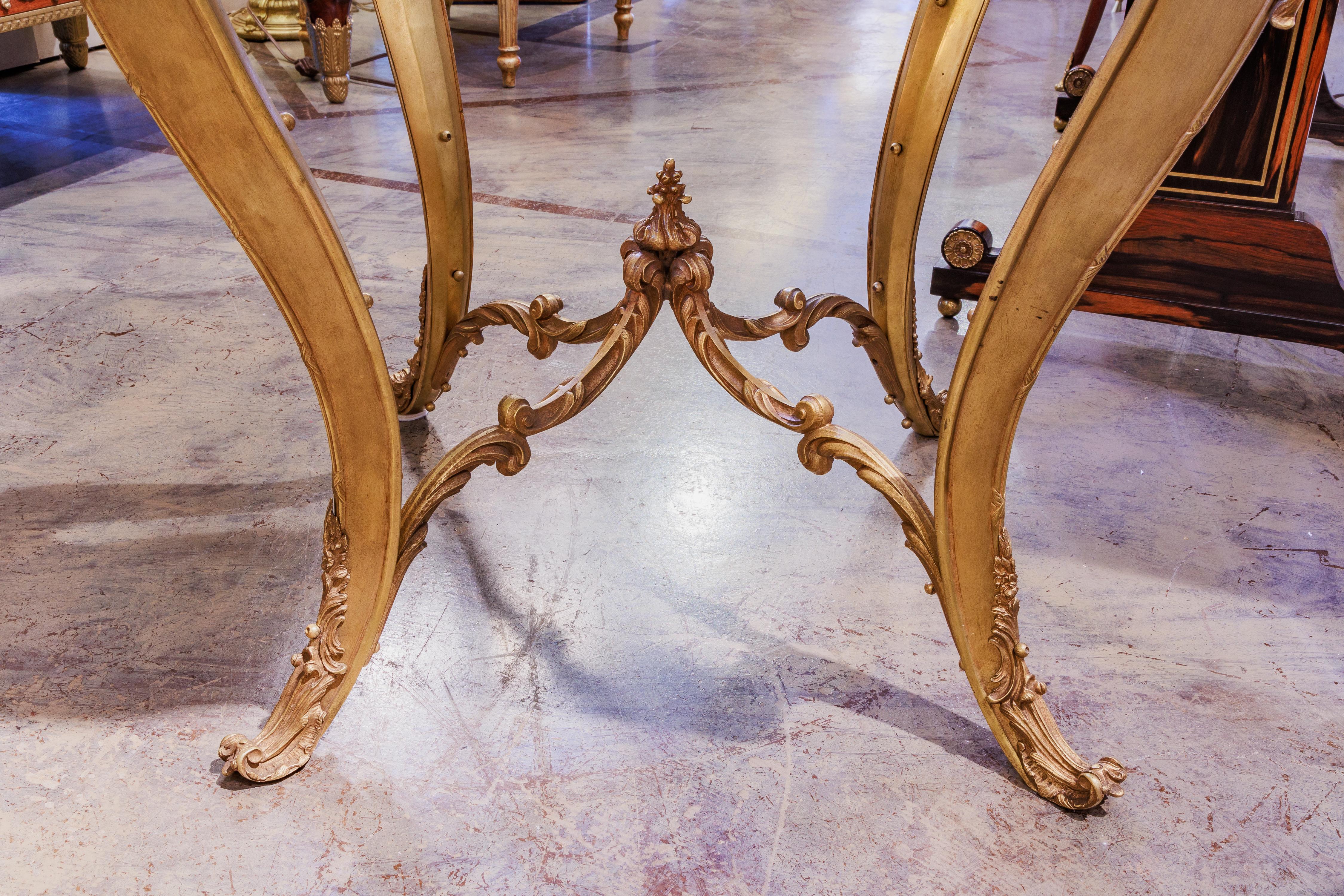 Doré Table de guéridon en bronze doré et onyx de style Louis XV du XIXe siècle. en vente
