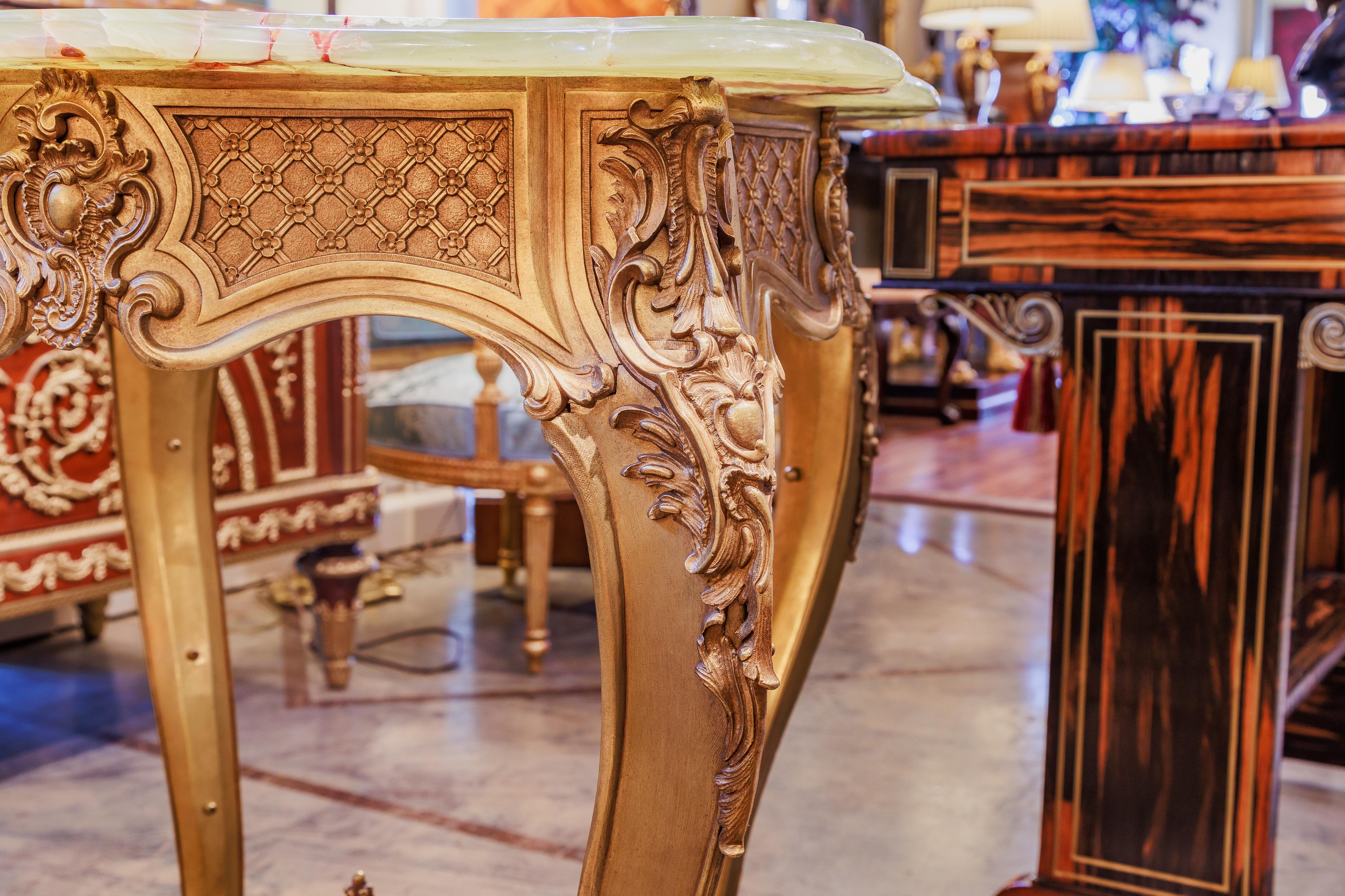 Table de guéridon en bronze doré et onyx de style Louis XV du XIXe siècle. Bon état - En vente à Dallas, TX
