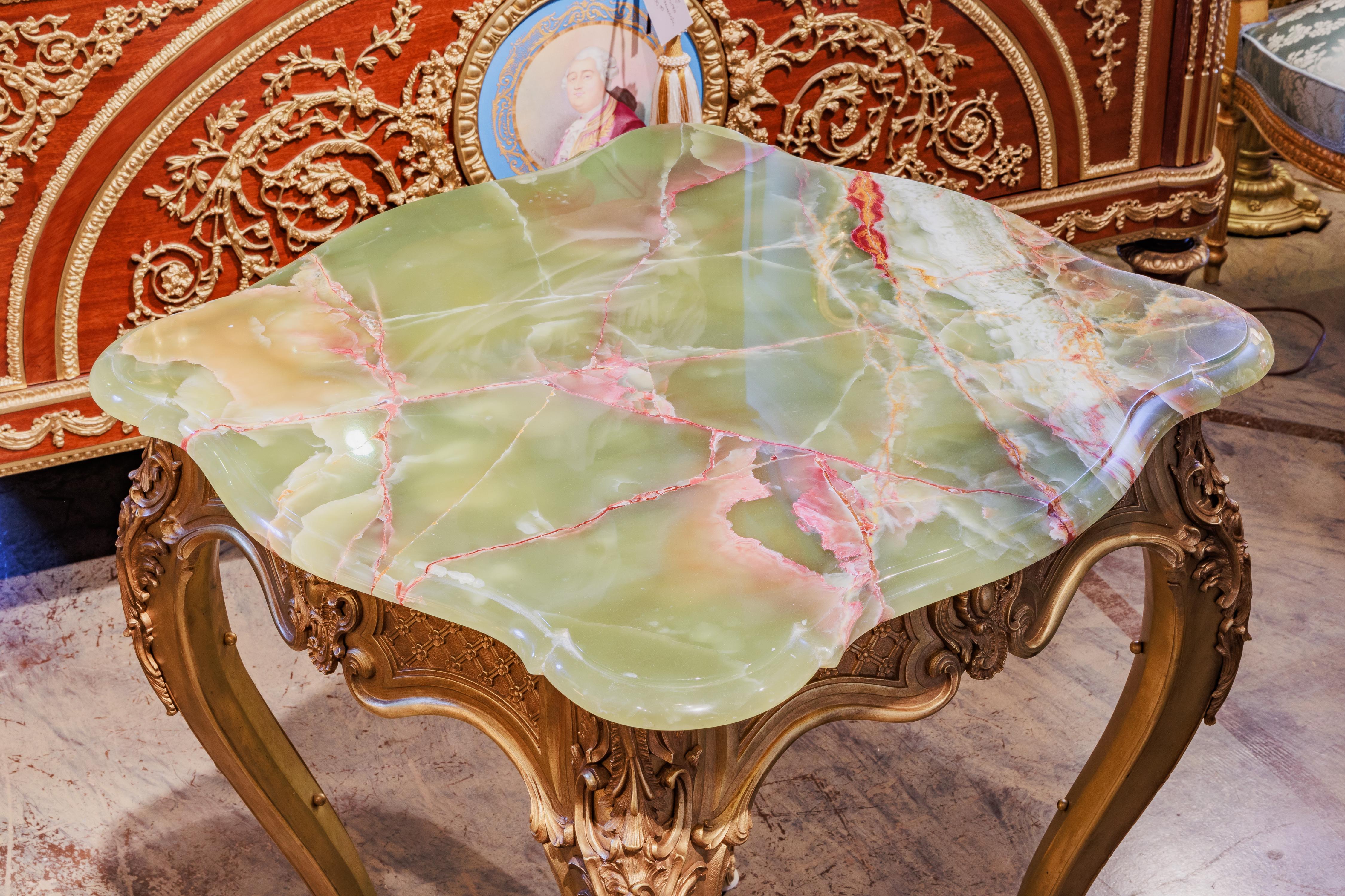 Table de guéridon en bronze doré et onyx de style Louis XV du XIXe siècle. en vente 1
