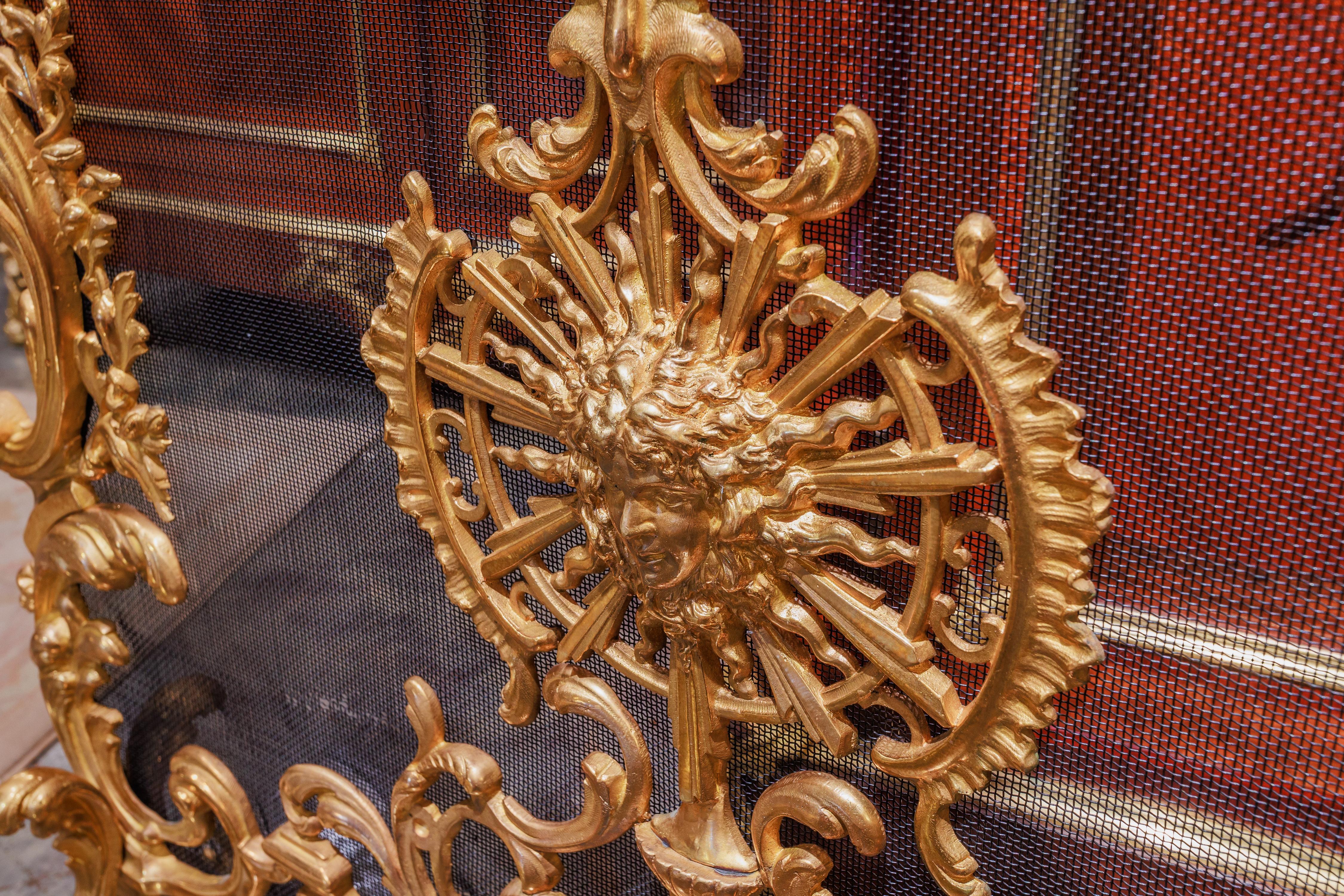 Francese Pregevole parafuoco francese Luigi XV del XIX secolo in bronzo dorato in vendita