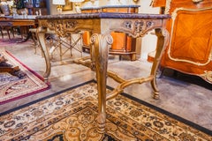 Un raffinato tavolo da salotto francese Luigi XV del XIX secolo intagliato e dorato Piano in marmo
