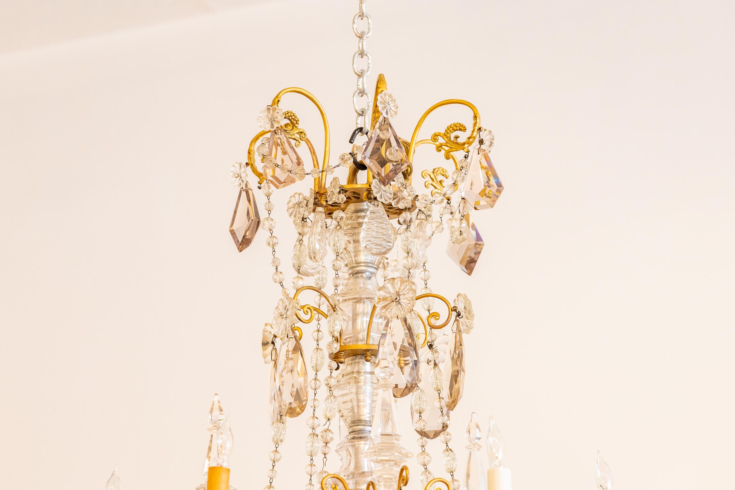 Raffinato lampadario a 6 luci Luigi XV del XIX secolo in bronzo dorato e cristallo di rocca.