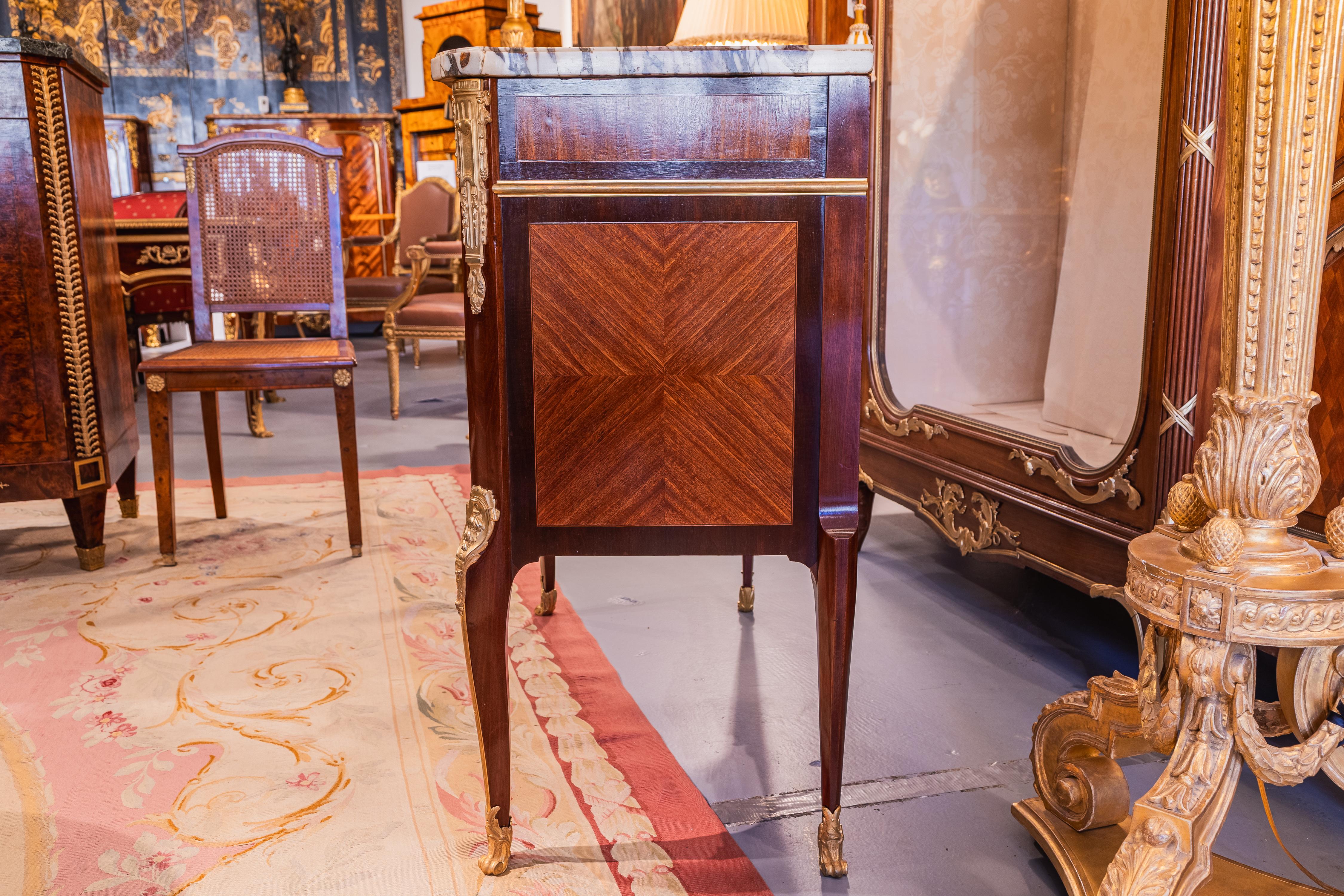 Très belle commode française du XIXe siècle de style Louis XVI en acajou et marbre incrusté. Signé G. Durand. Original  plateau en marbre 
