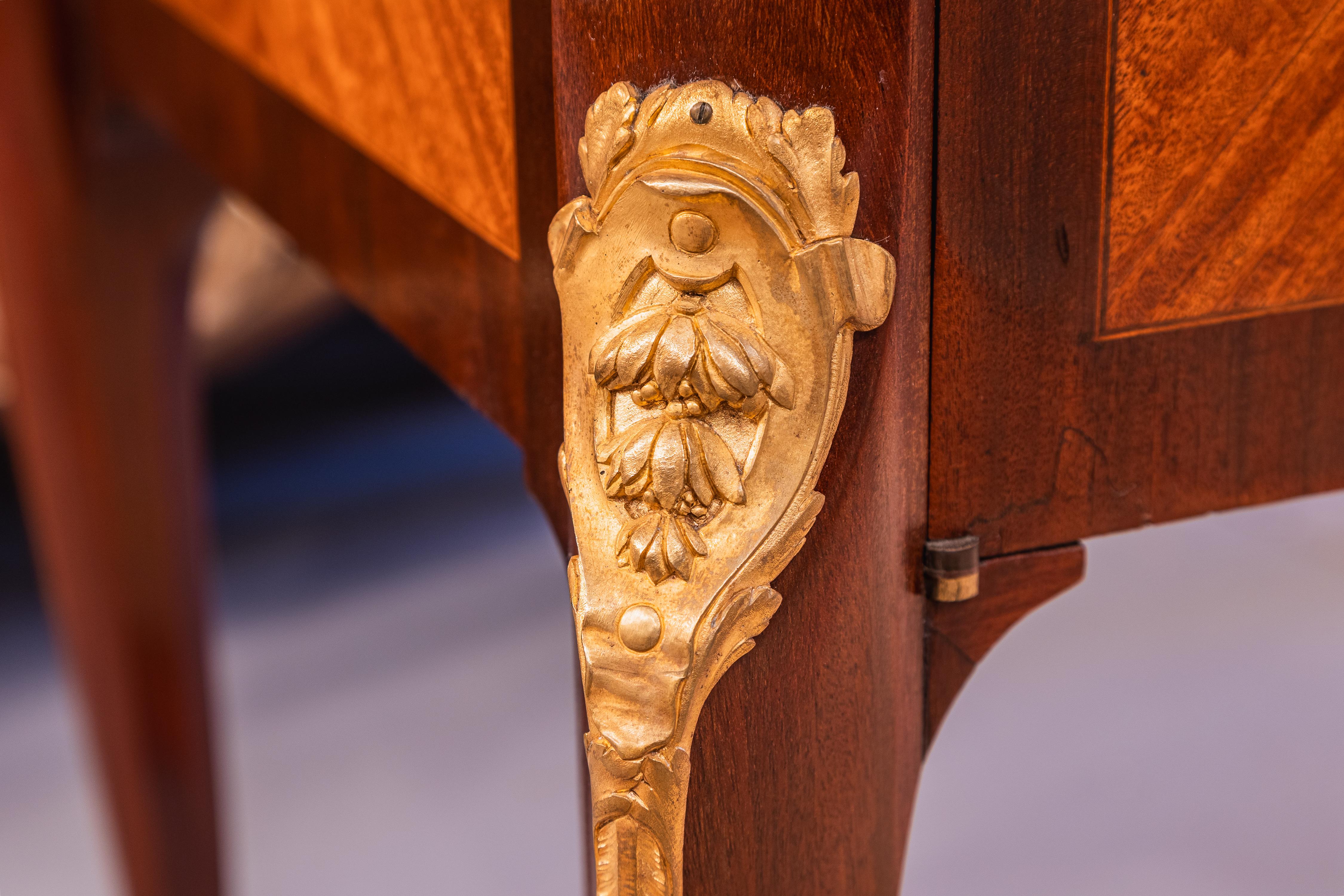 Doré Belle commode française du XIXe siècle de style Louis XVI par G. Durand en vente
