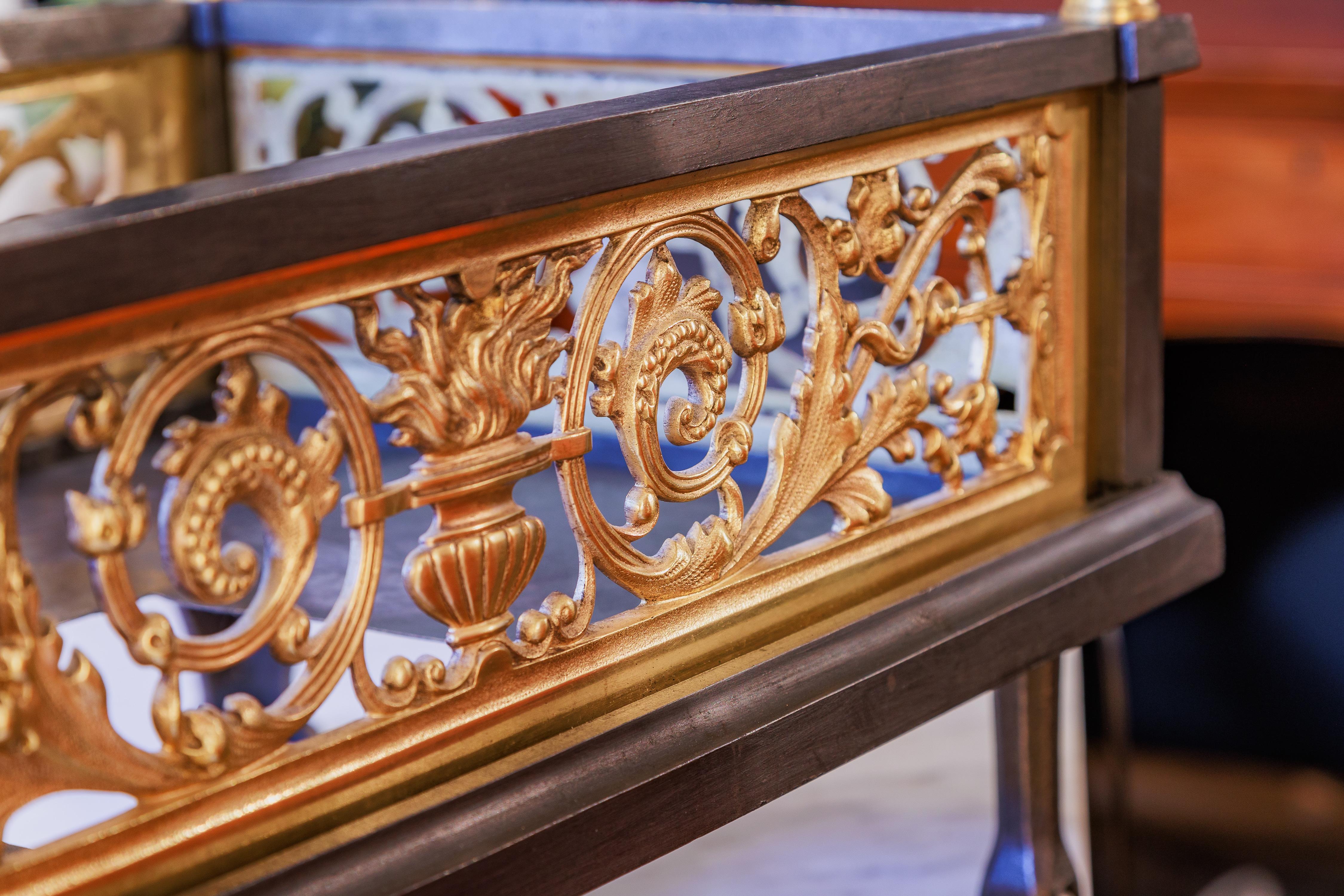 Dorato Pregevole caminetto francese Luigi XVI del XIX secolo in bronzo dorato e patinato in vendita