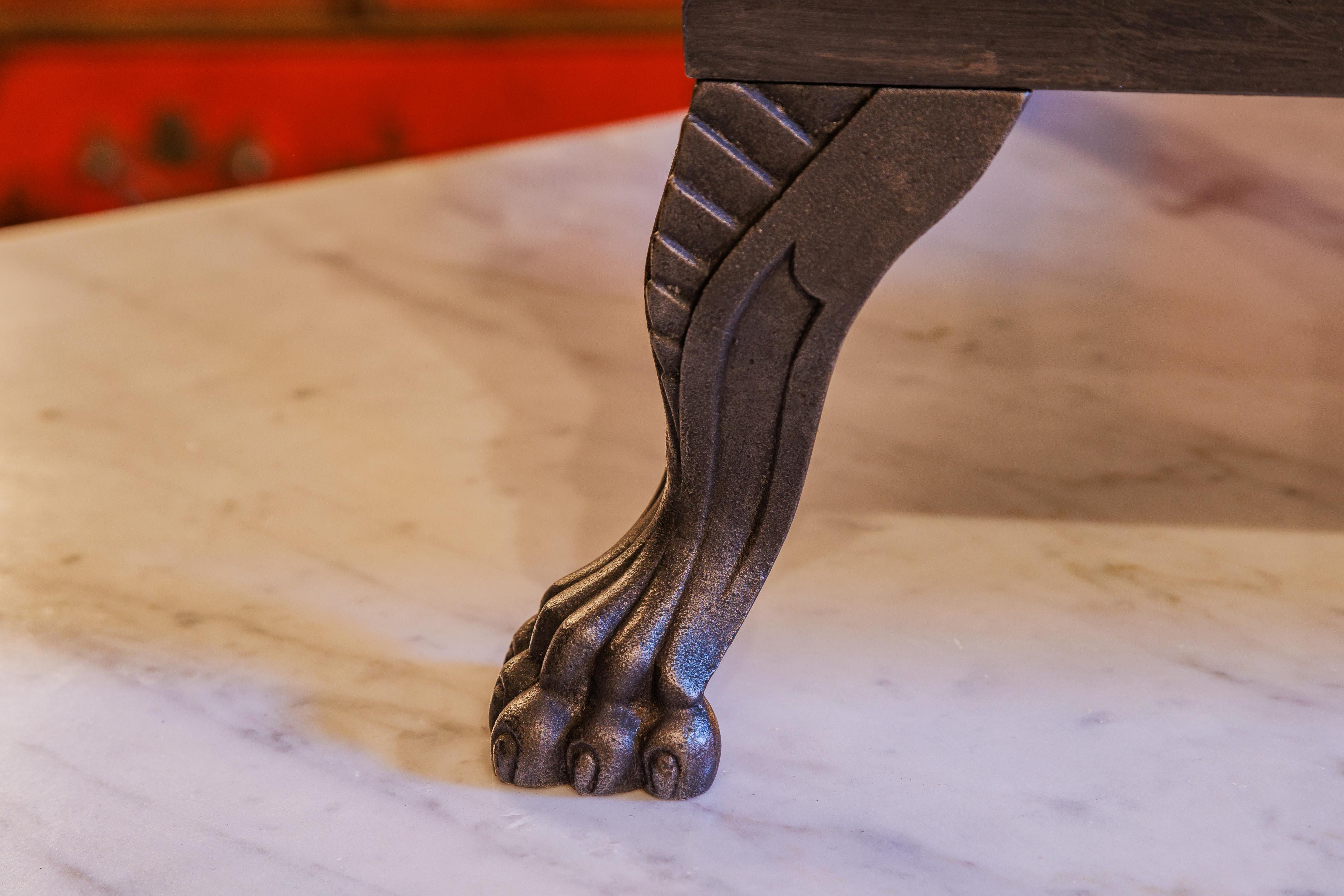Pregevole caminetto francese Luigi XVI del XIX secolo in bronzo dorato e patinato in vendita 2