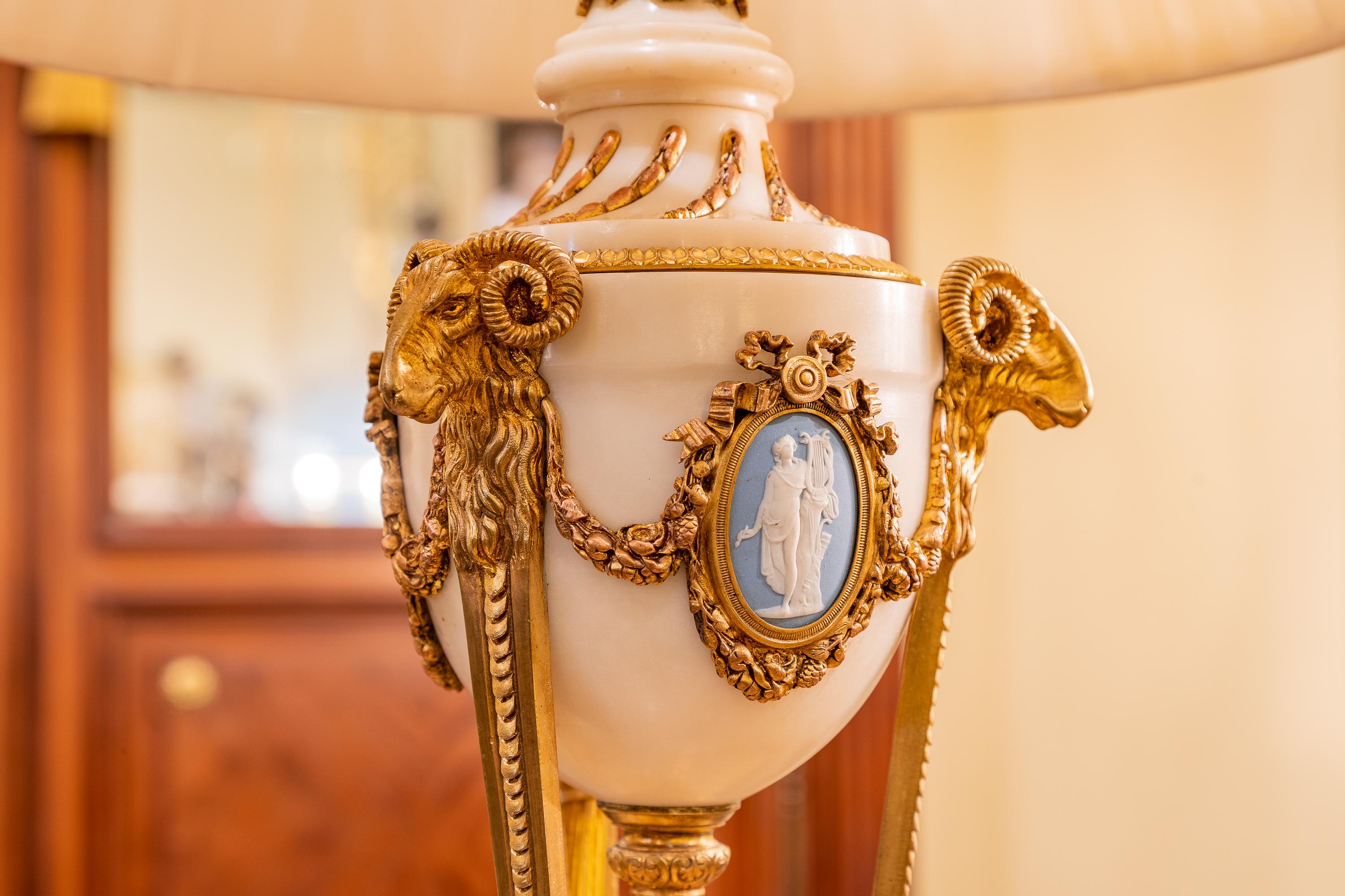 Français Belle pièce française du XIXe siècle de style Louis XVI  marbre  et lampe en bronze doré .  en vente