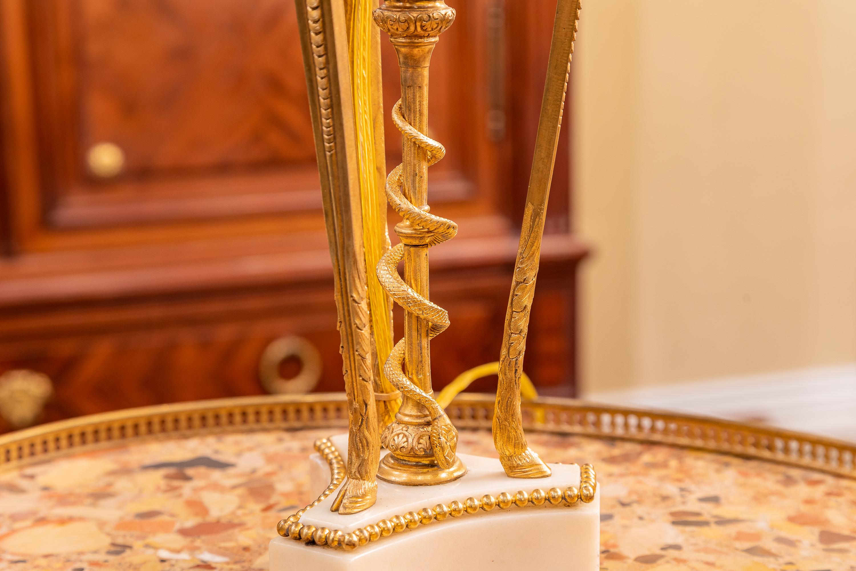 Doré Belle pièce française du XIXe siècle de style Louis XVI  marbre  et lampe en bronze doré .  en vente