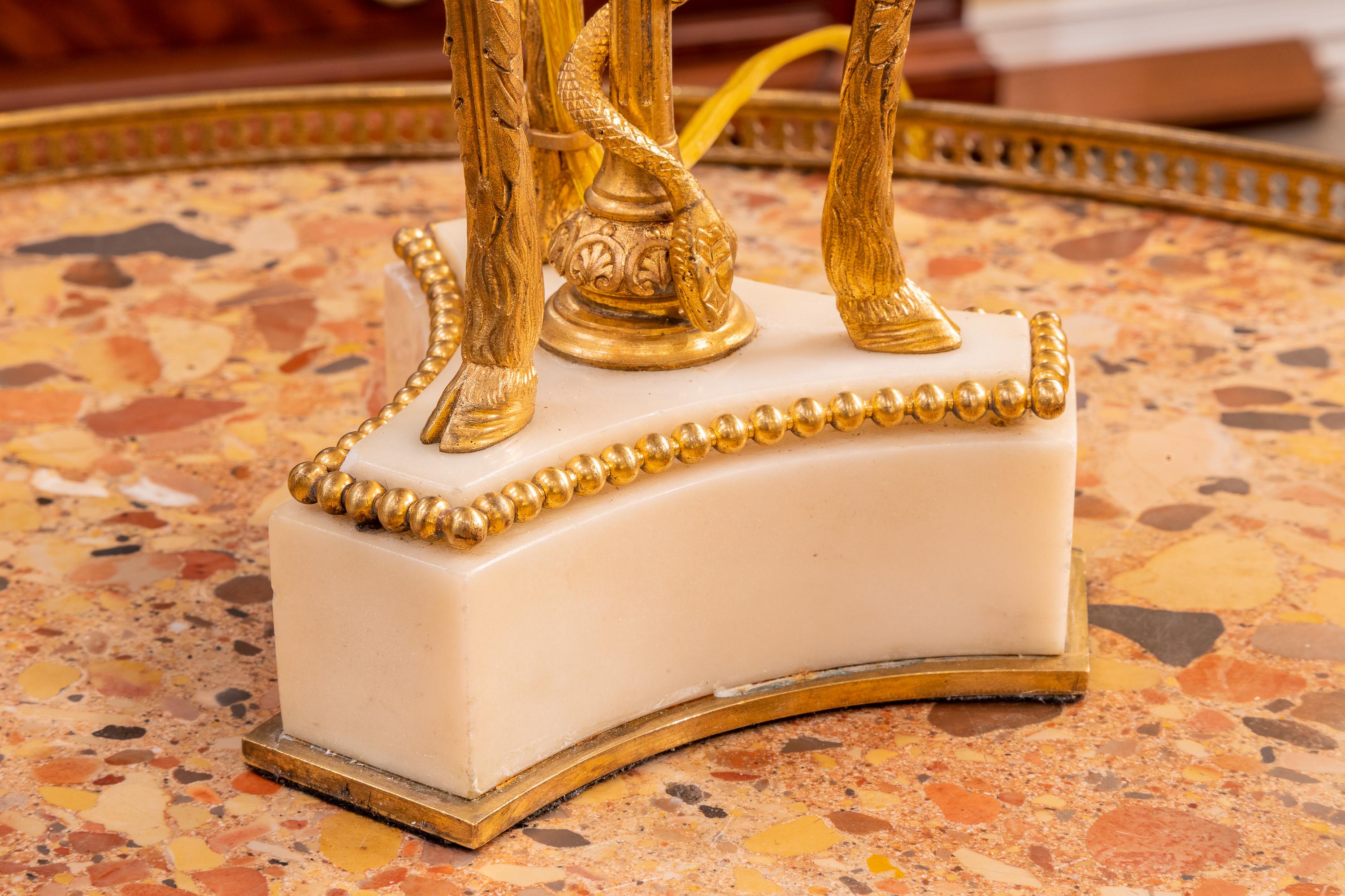 Belle pièce française du XIXe siècle de style Louis XVI  marbre  et lampe en bronze doré .  Bon état - En vente à Dallas, TX