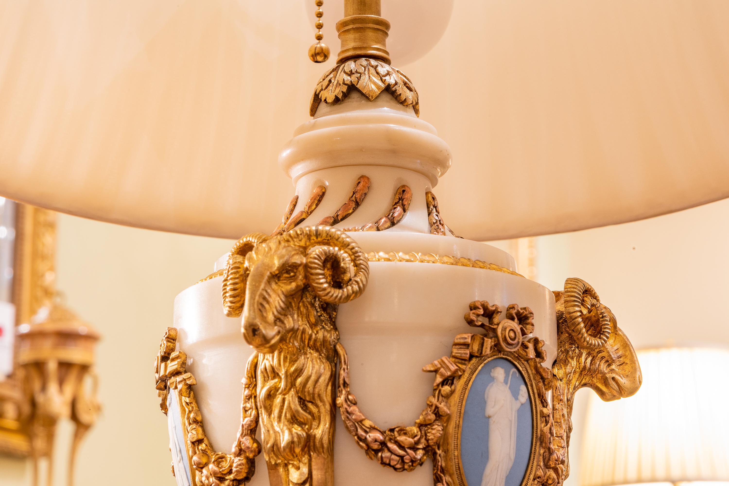 Ein schöner französischer Louis XVI aus dem 19.  Marmor  und vergoldete Bronze-Lampe.  im Zustand „Gut“ im Angebot in Dallas, TX
