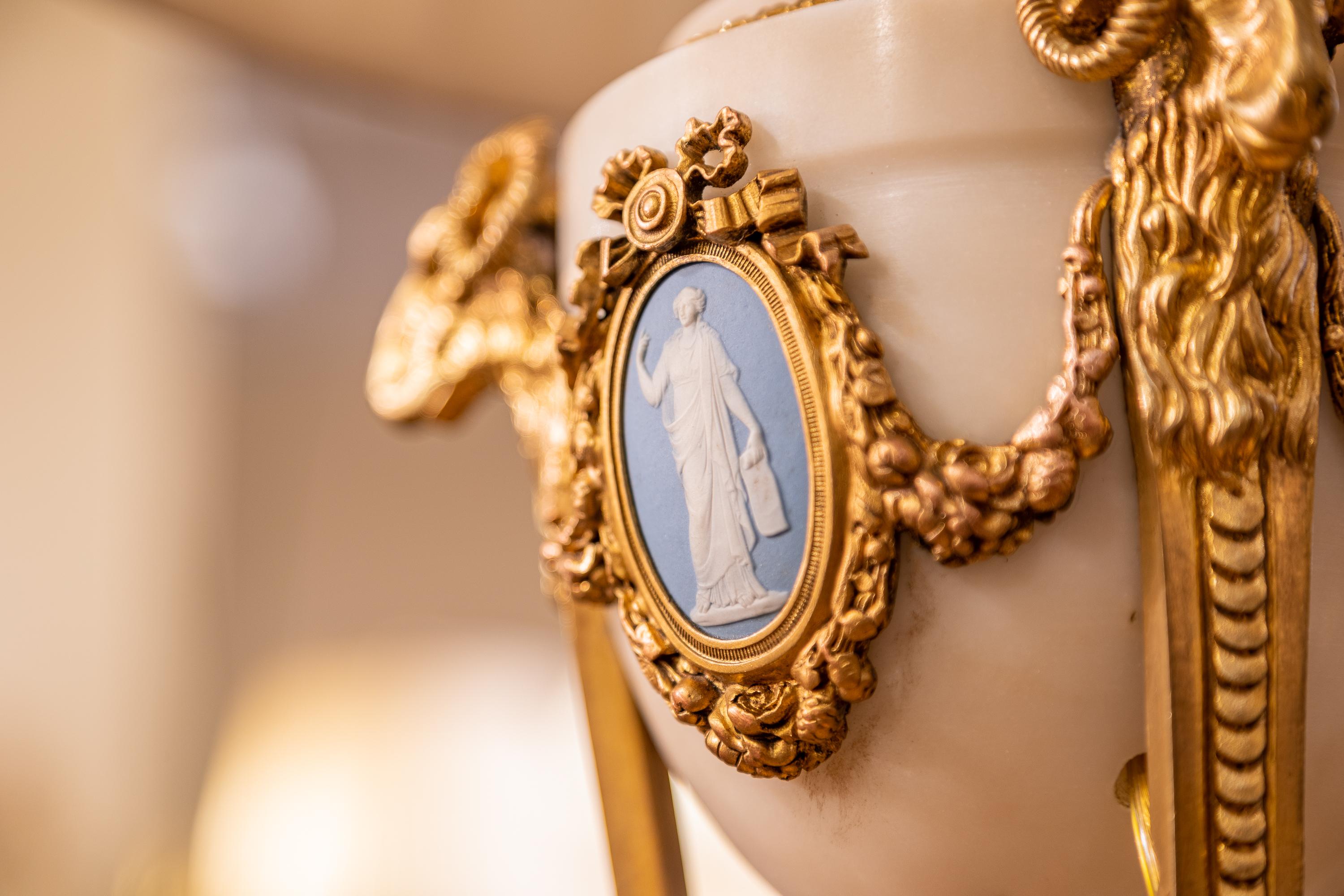Belle pièce française du XIXe siècle de style Louis XVI  marbre  et lampe en bronze doré .  en vente 1