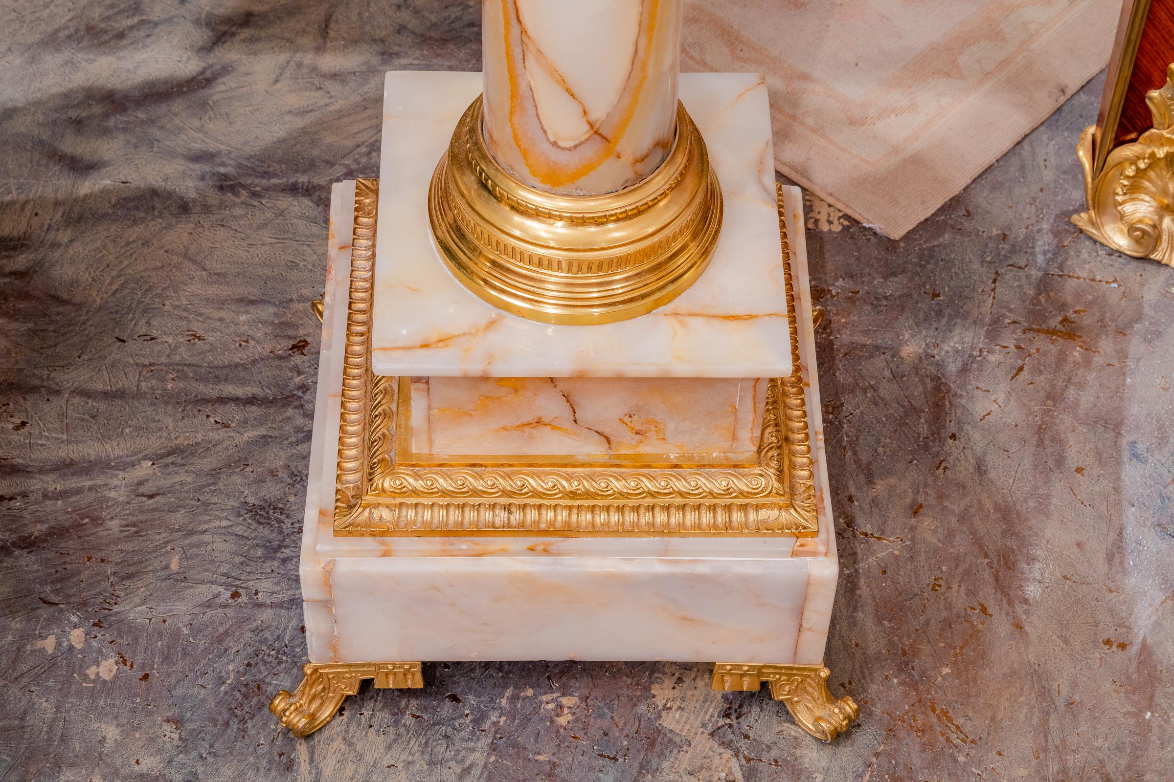 Feiner französischer Louis-XVI-Sockel aus Onyx und vergoldeter Bronze aus dem 19. Jahrhundert im Zustand „Hervorragend“ im Angebot in Dallas, TX