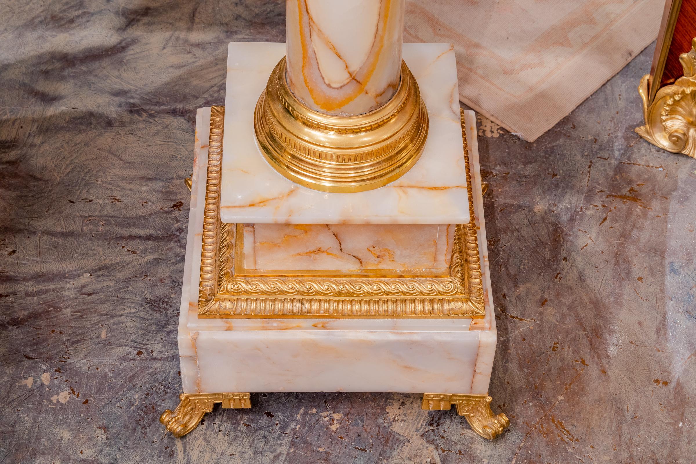 XIXe siècle Beau piédestal français Louis XVI du 19ème siècle en onyx et bronze doré en vente