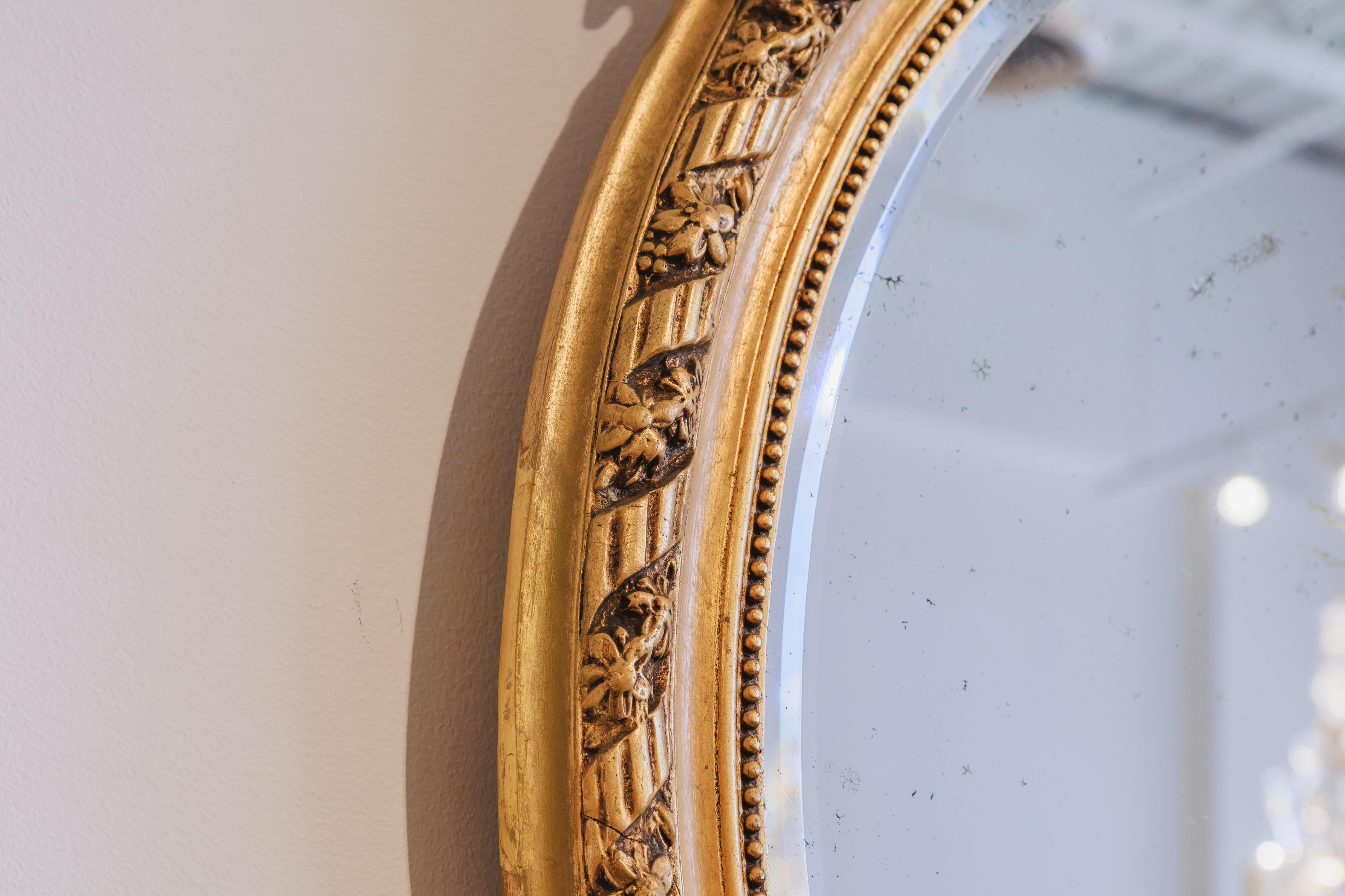 A fine 19th century French Louis XVI oval carved and gilt mirror (Louis XVI.) im Angebot