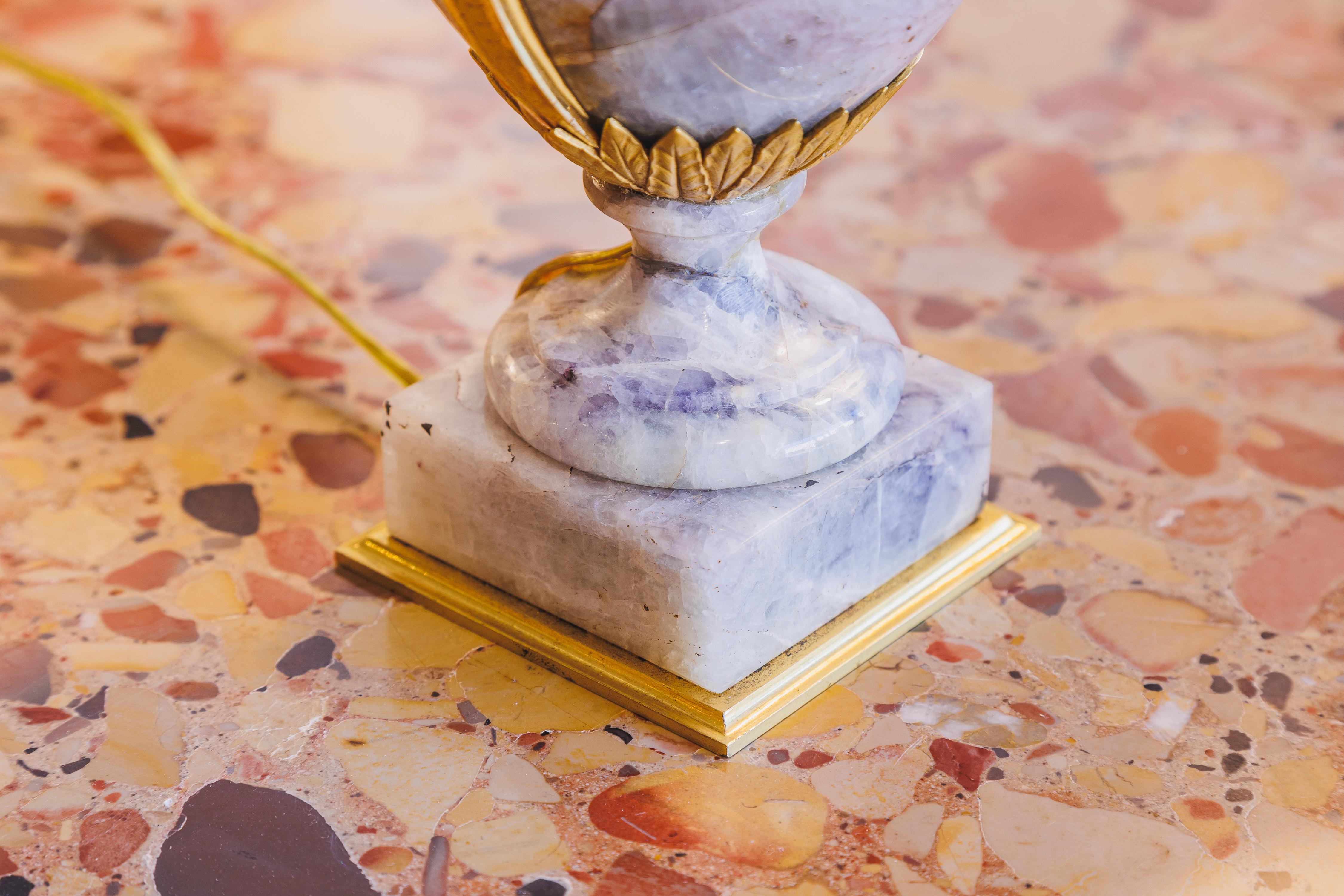 Fina lámpara de sobremesa francesa del siglo XIX, montada en mármol y bronce dorado Luis XVI en venta