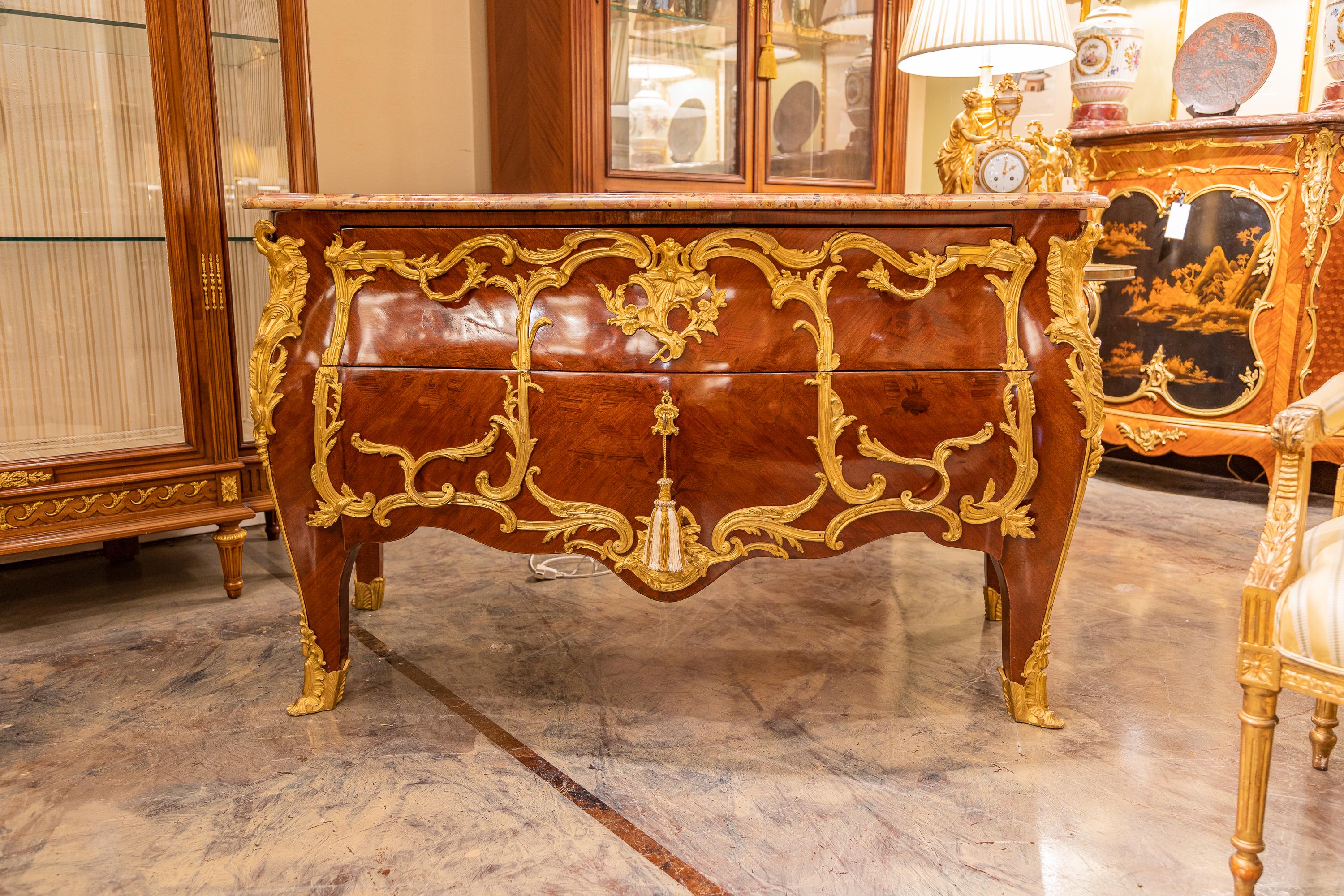 Pregevole commode francese Luigi XV del XIX secolo con piano in marmo e intarsio. Alla maniera di Brisk One, montatura in bronzo dorato a fuoco fine. Piano in marmo originale Breche D. A.