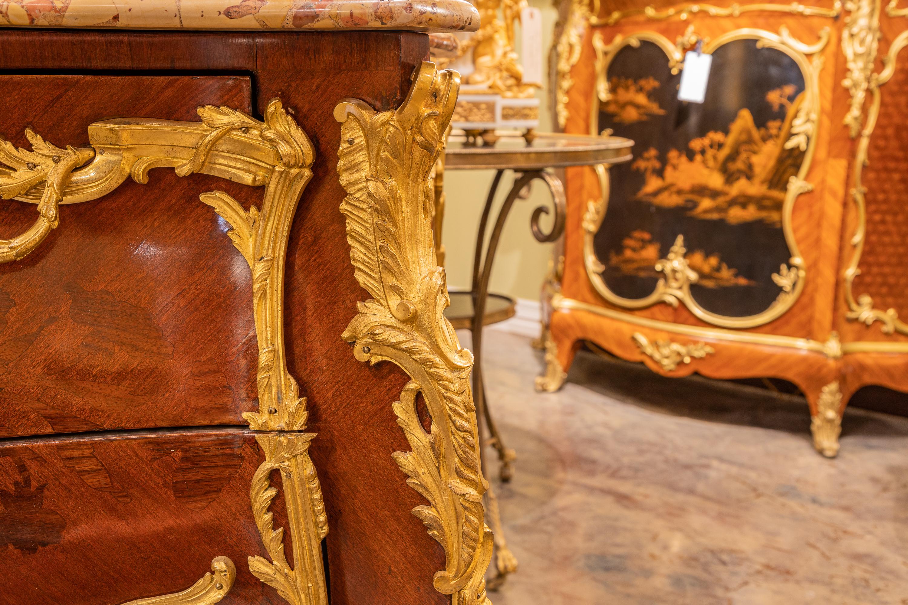 Luigi XV Pregevole commode francese del XIX secolo con piano in marmo intarsiato e bronzo dorato in vendita