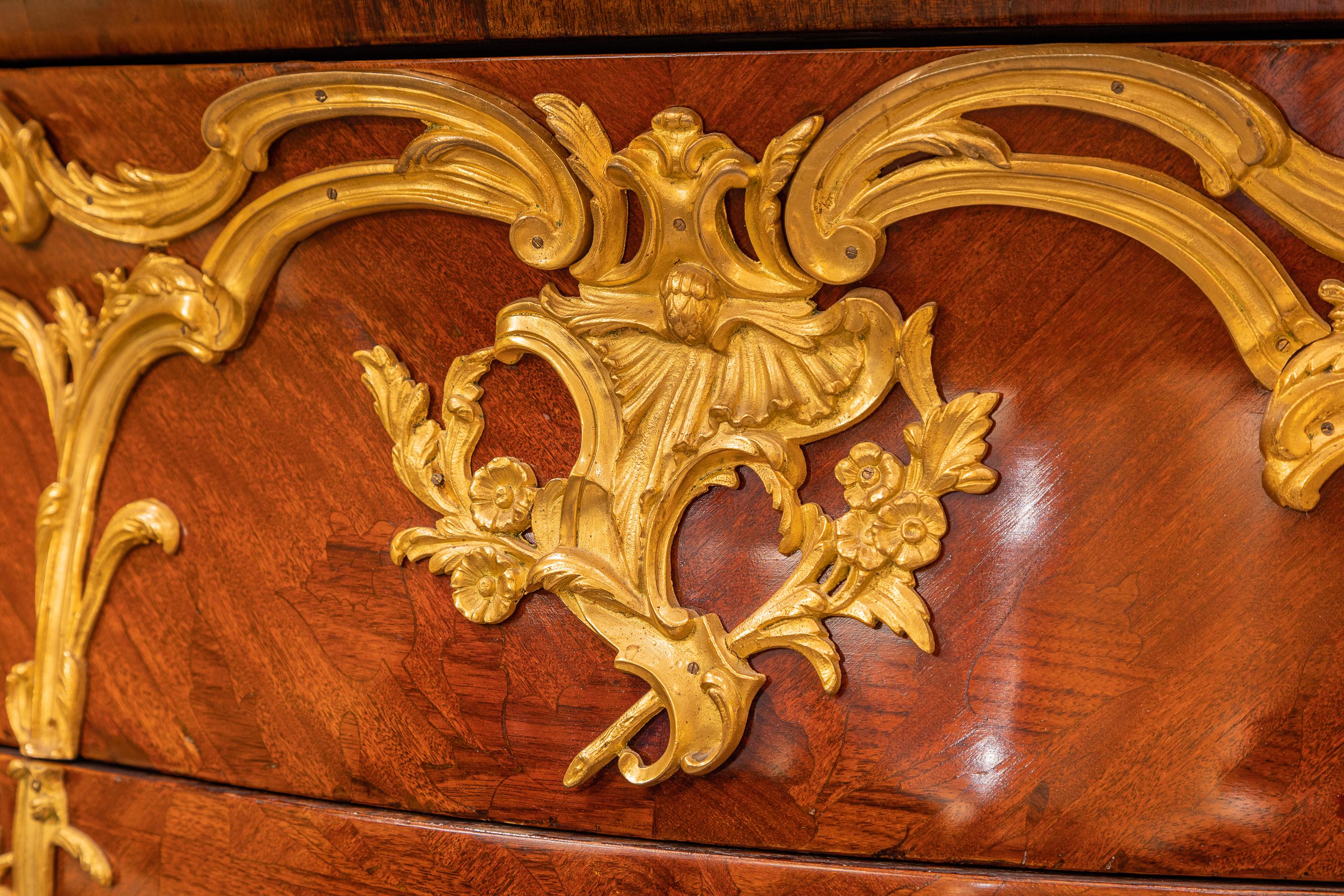 Francese Pregevole commode francese del XIX secolo con piano in marmo intarsiato e bronzo dorato in vendita