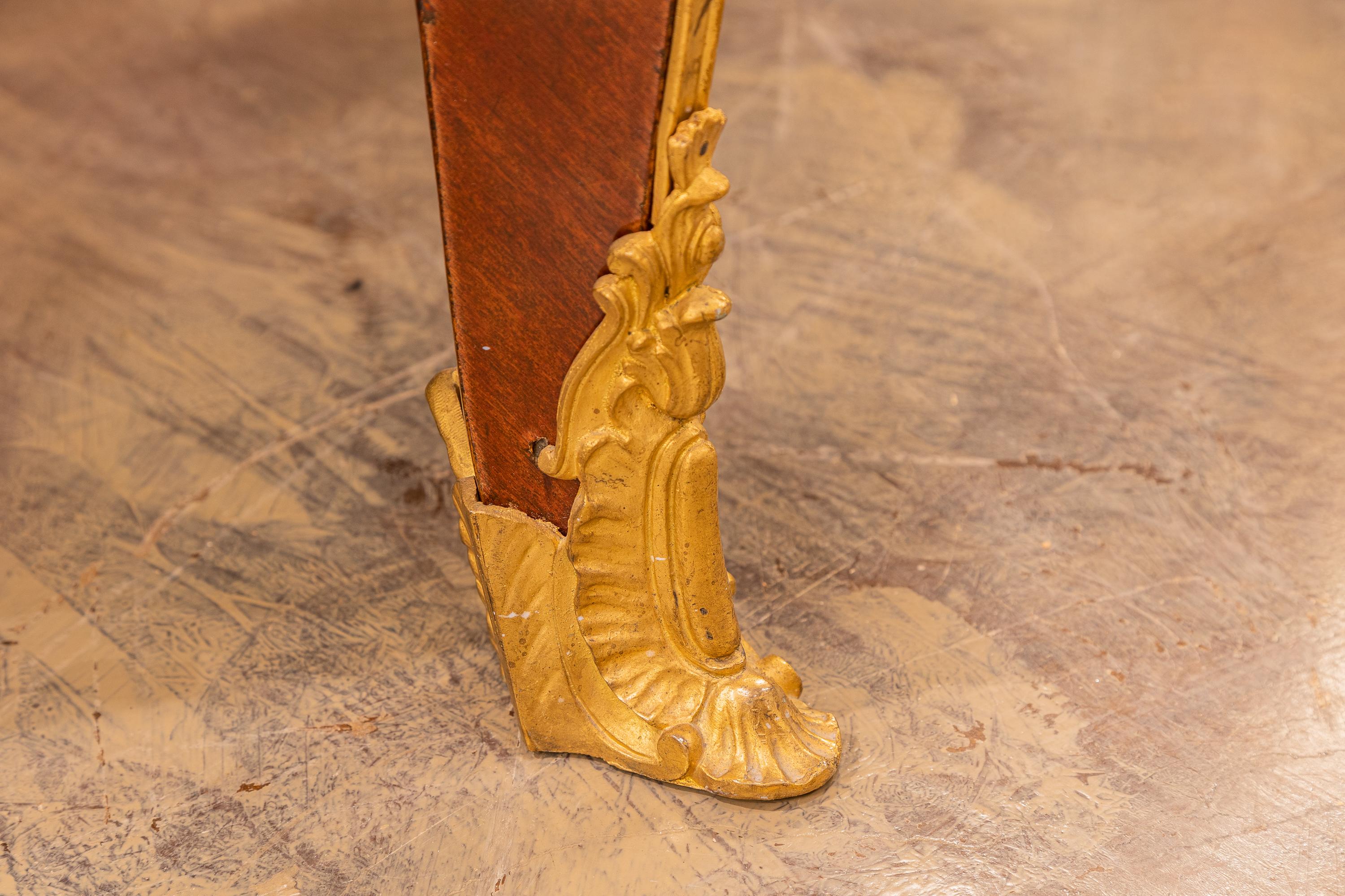 Dorato Pregevole commode francese del XIX secolo con piano in marmo intarsiato e bronzo dorato in vendita
