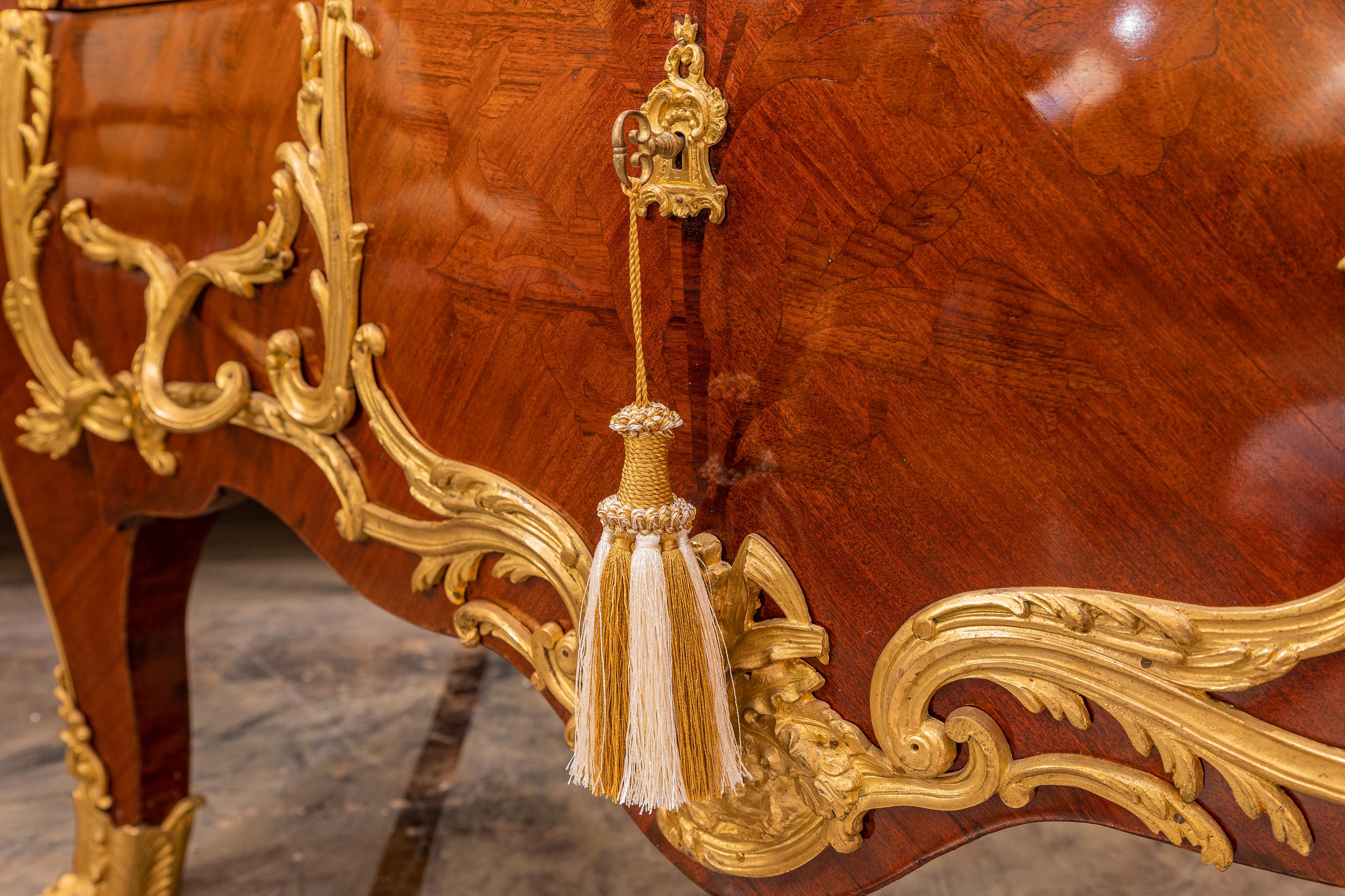 Pregevole commode francese del XIX secolo con piano in marmo intarsiato e bronzo dorato In condizioni buone in vendita a Dallas, TX