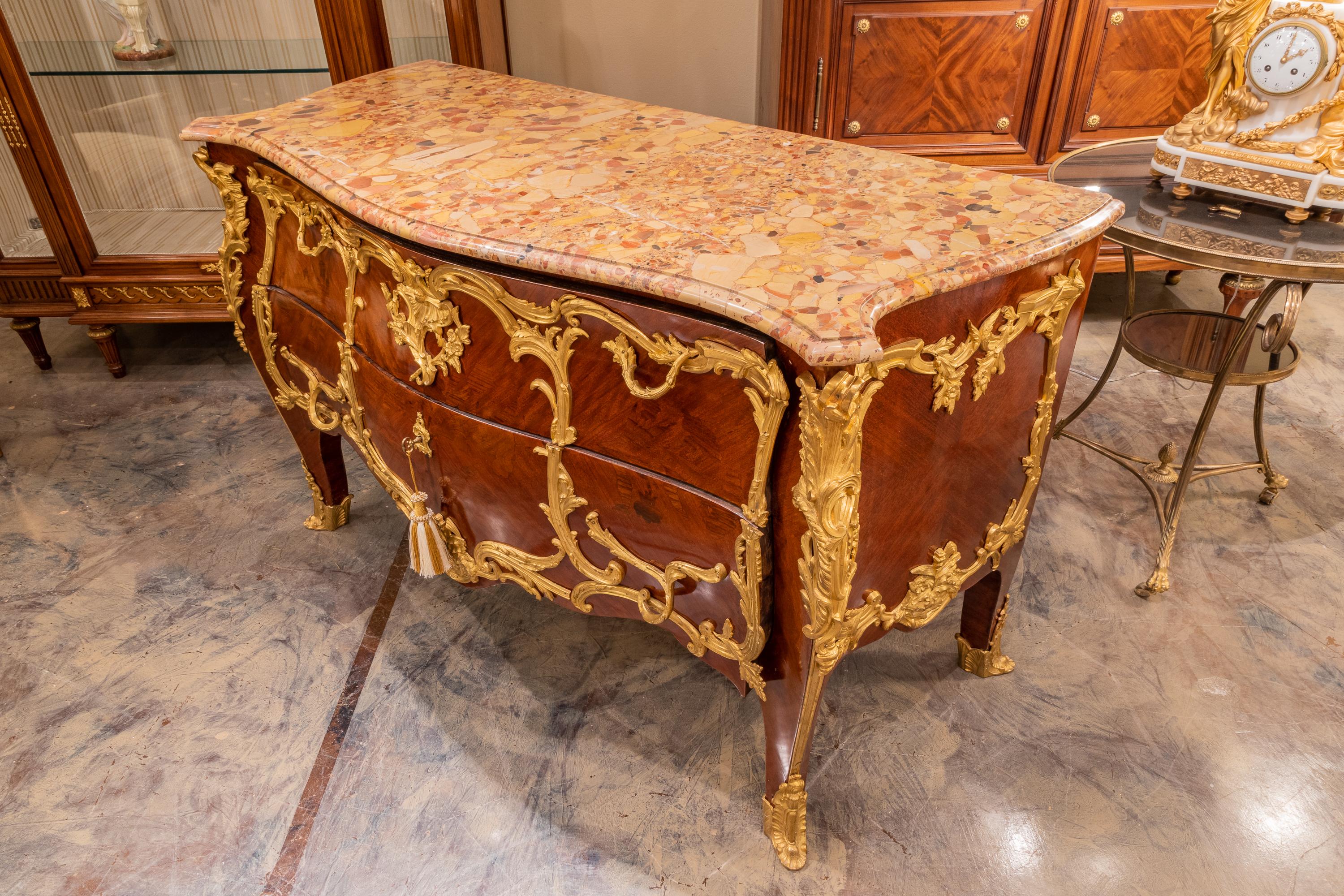 Bronzo Pregevole commode francese del XIX secolo con piano in marmo intarsiato e bronzo dorato in vendita