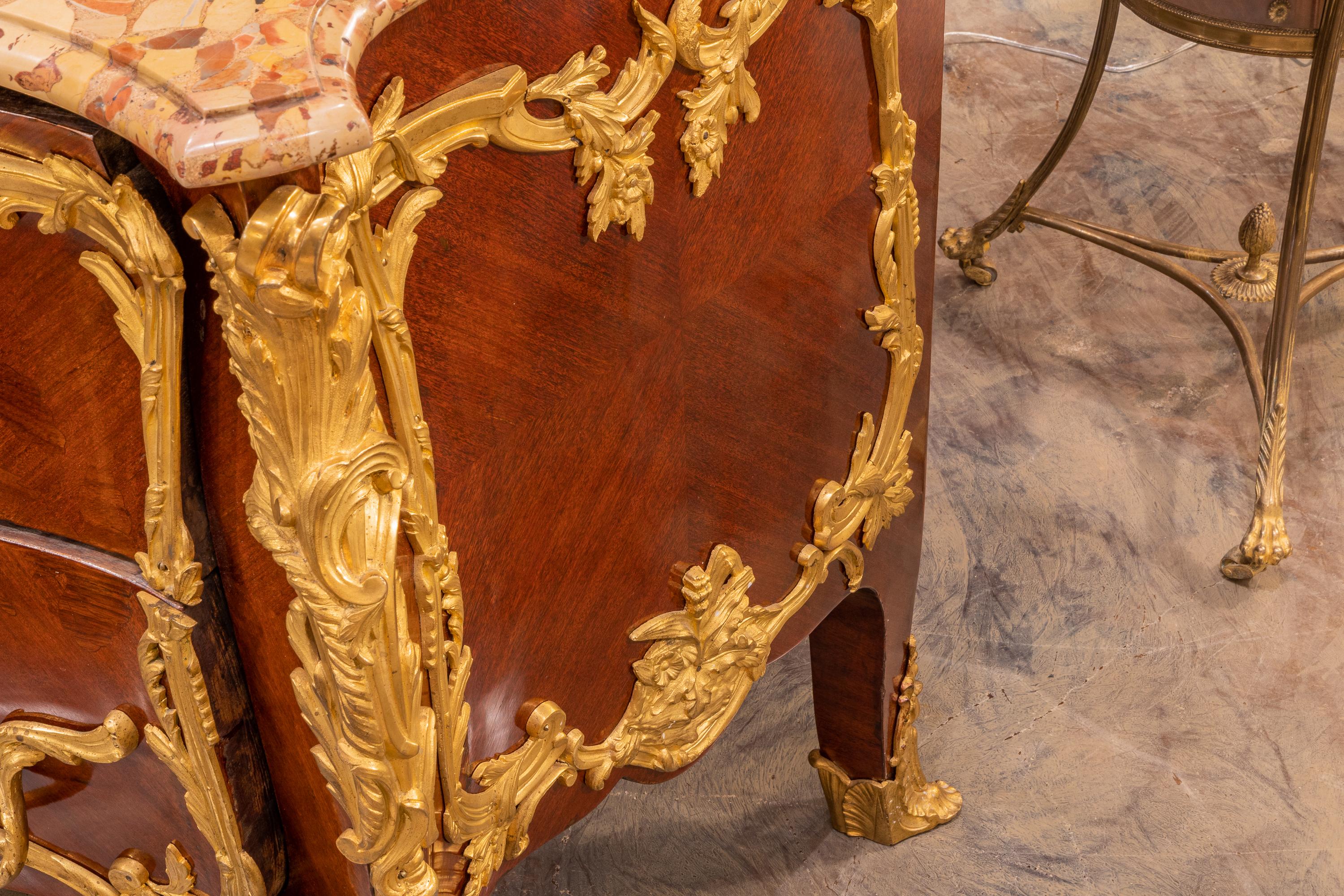 Pregevole commode francese del XIX secolo con piano in marmo intarsiato e bronzo dorato in vendita 1