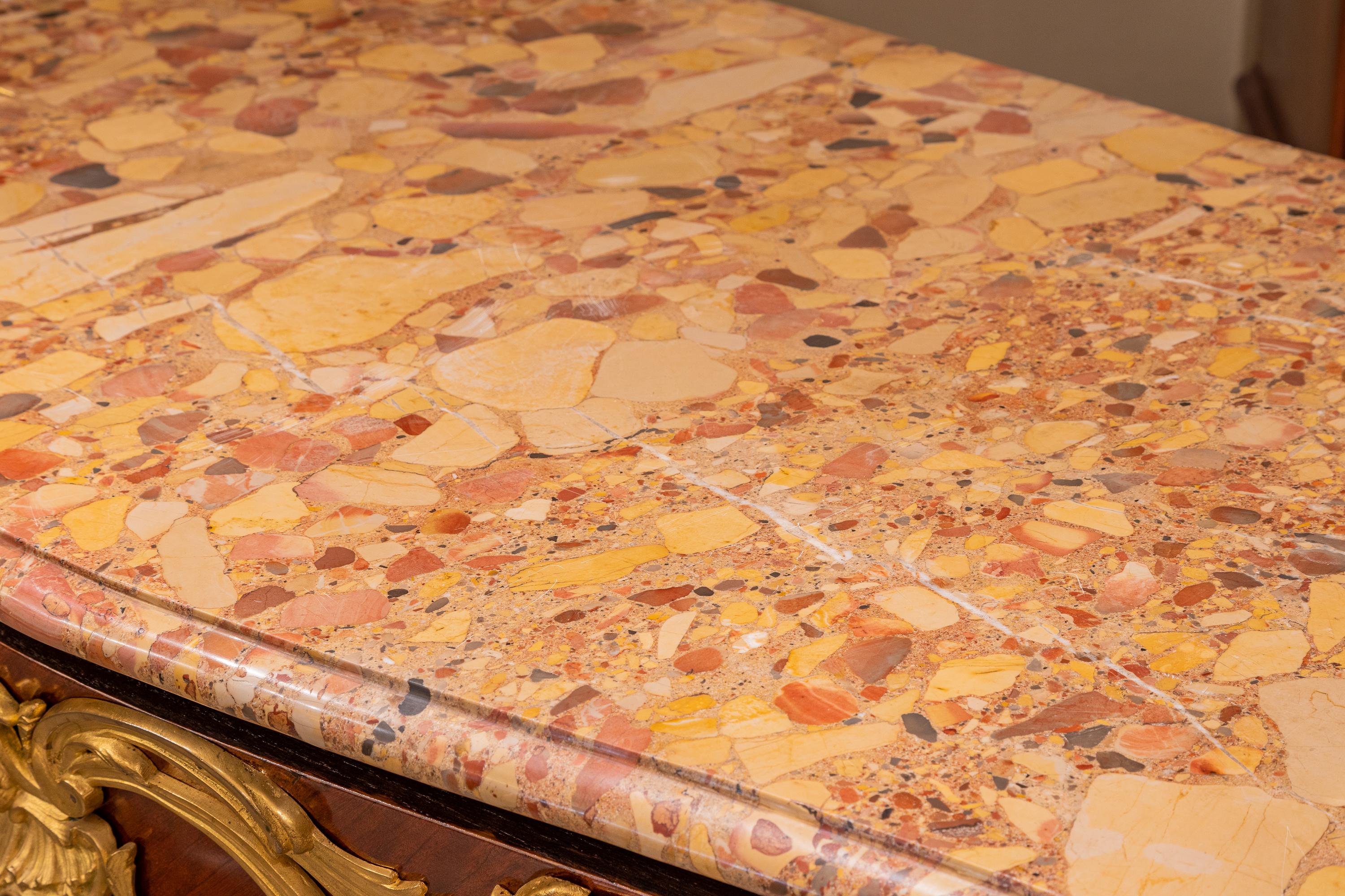 Pregevole commode francese del XIX secolo con piano in marmo intarsiato e bronzo dorato in vendita 2